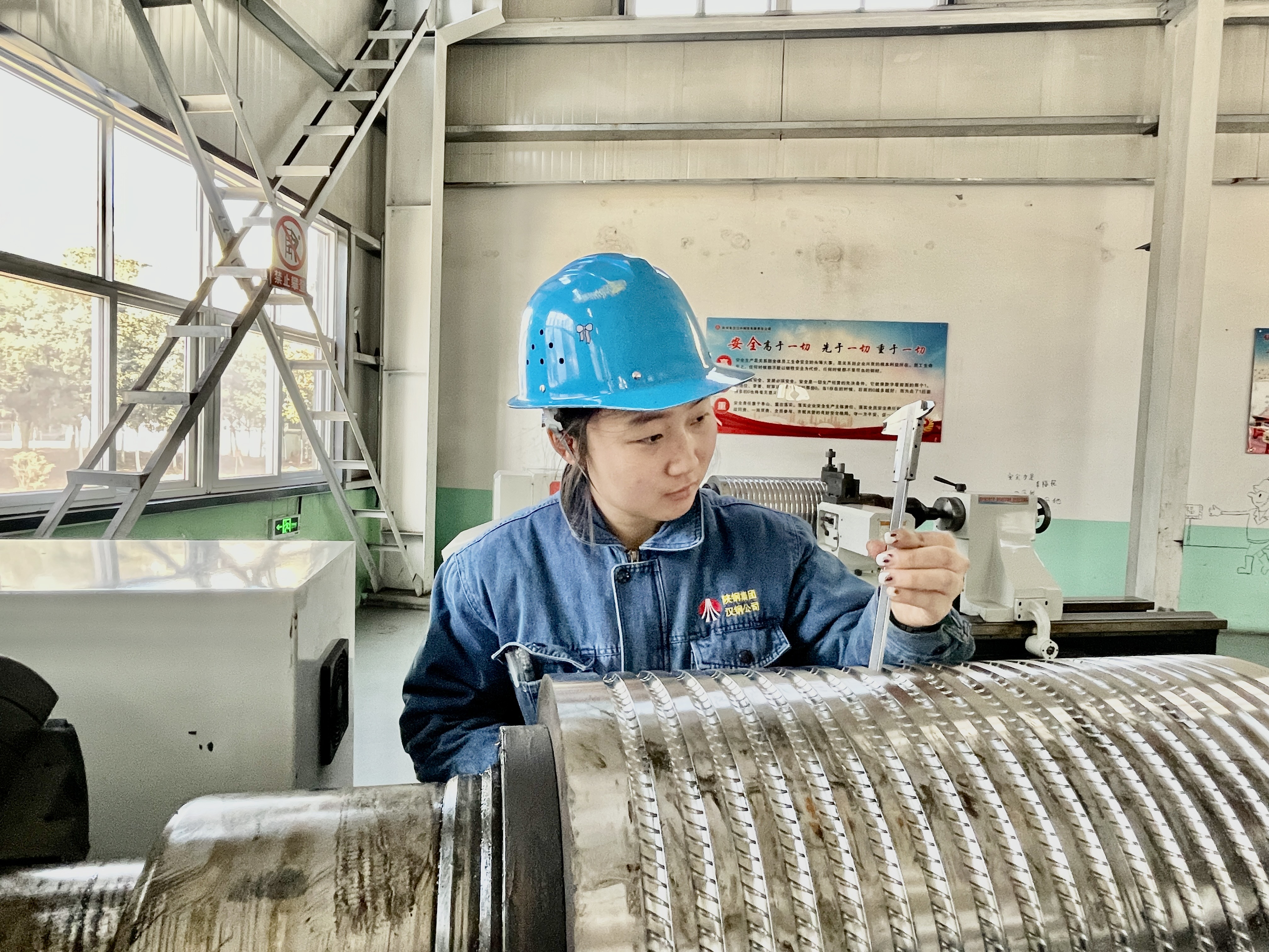 巾帼展芳华  她们是车间里的“蓝精灵”