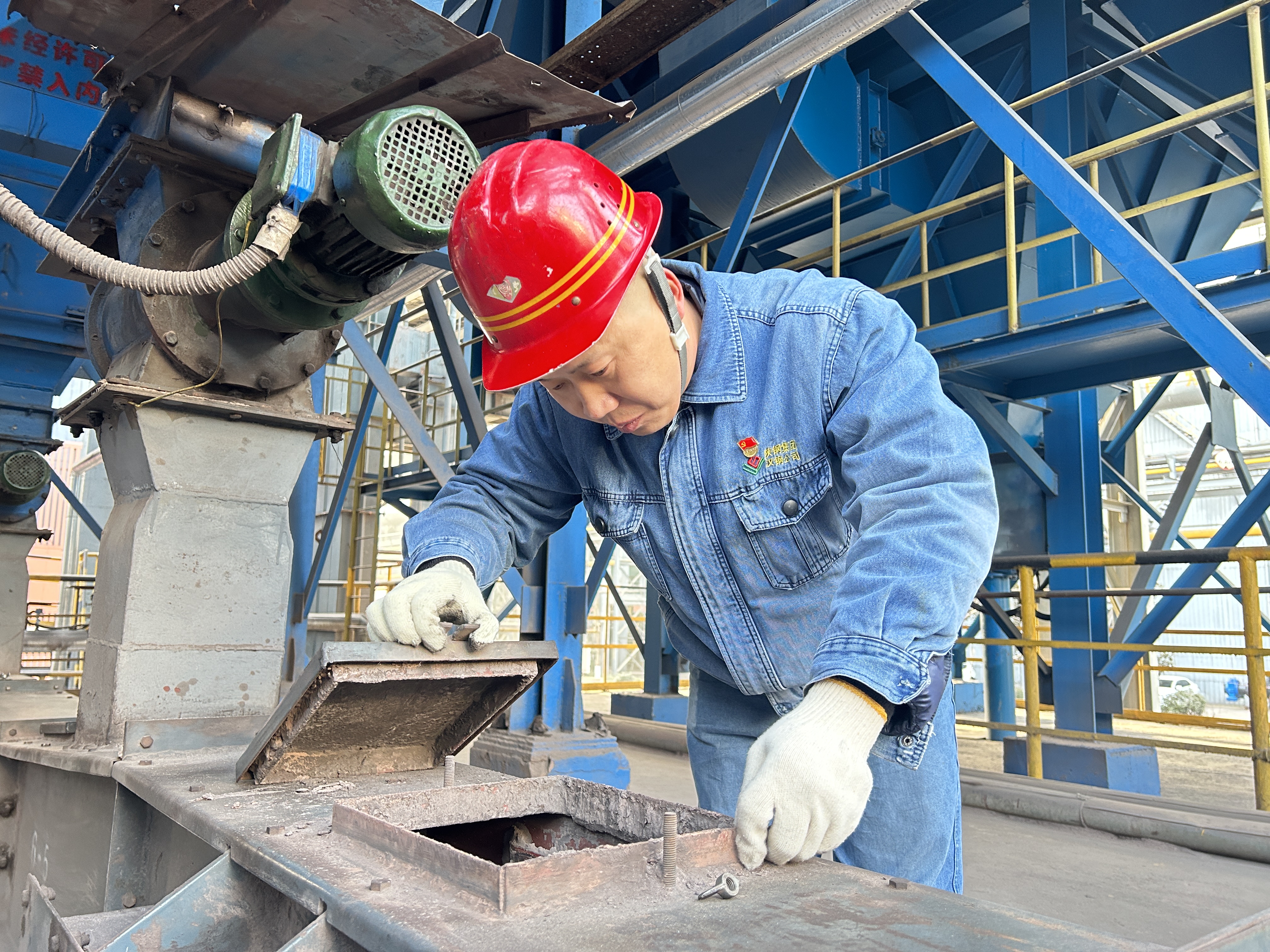 带着党徽的铁前“守门员”