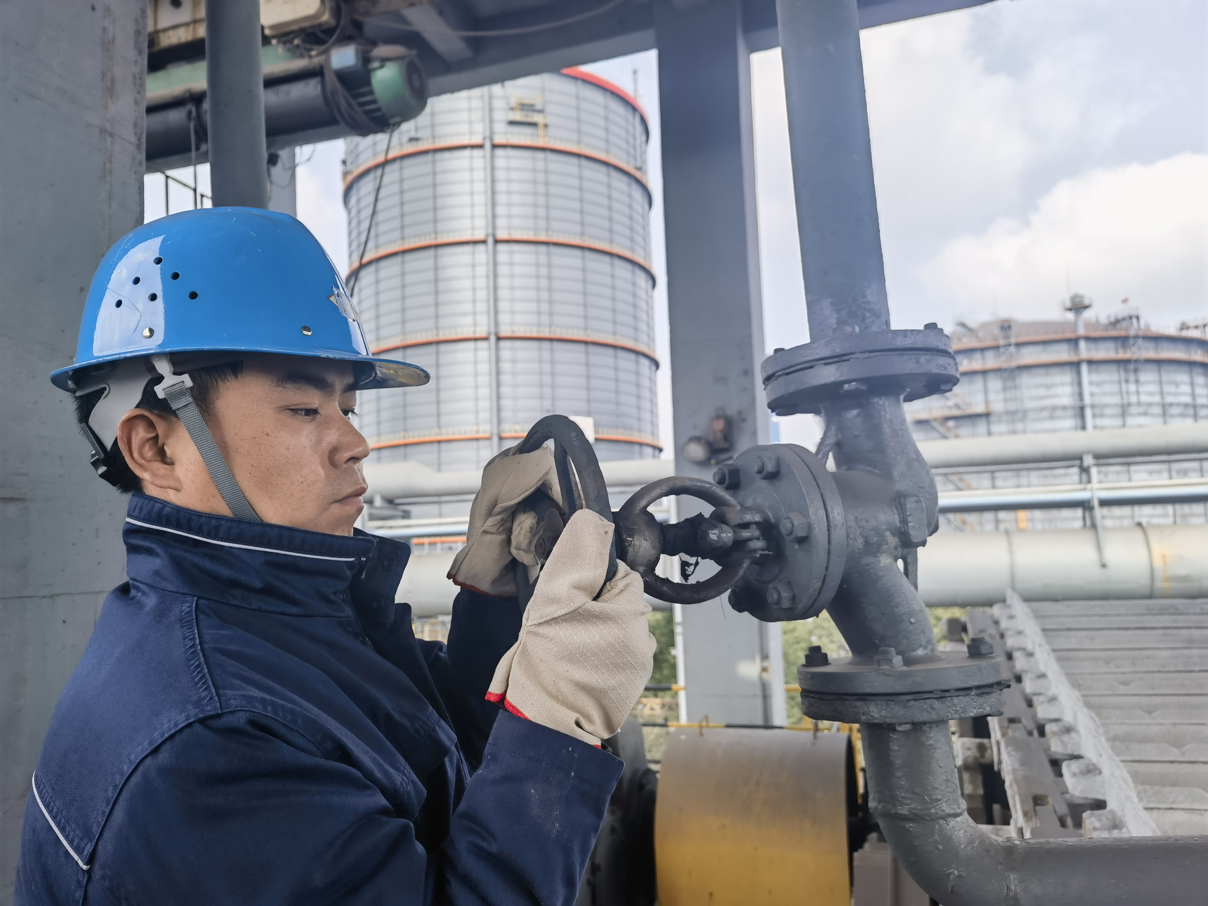 十里钢城的赛道上，他奋力“狂飙”