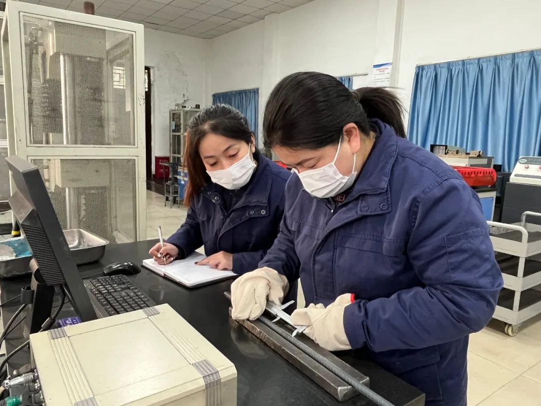 奋战在检修一线的青春力量