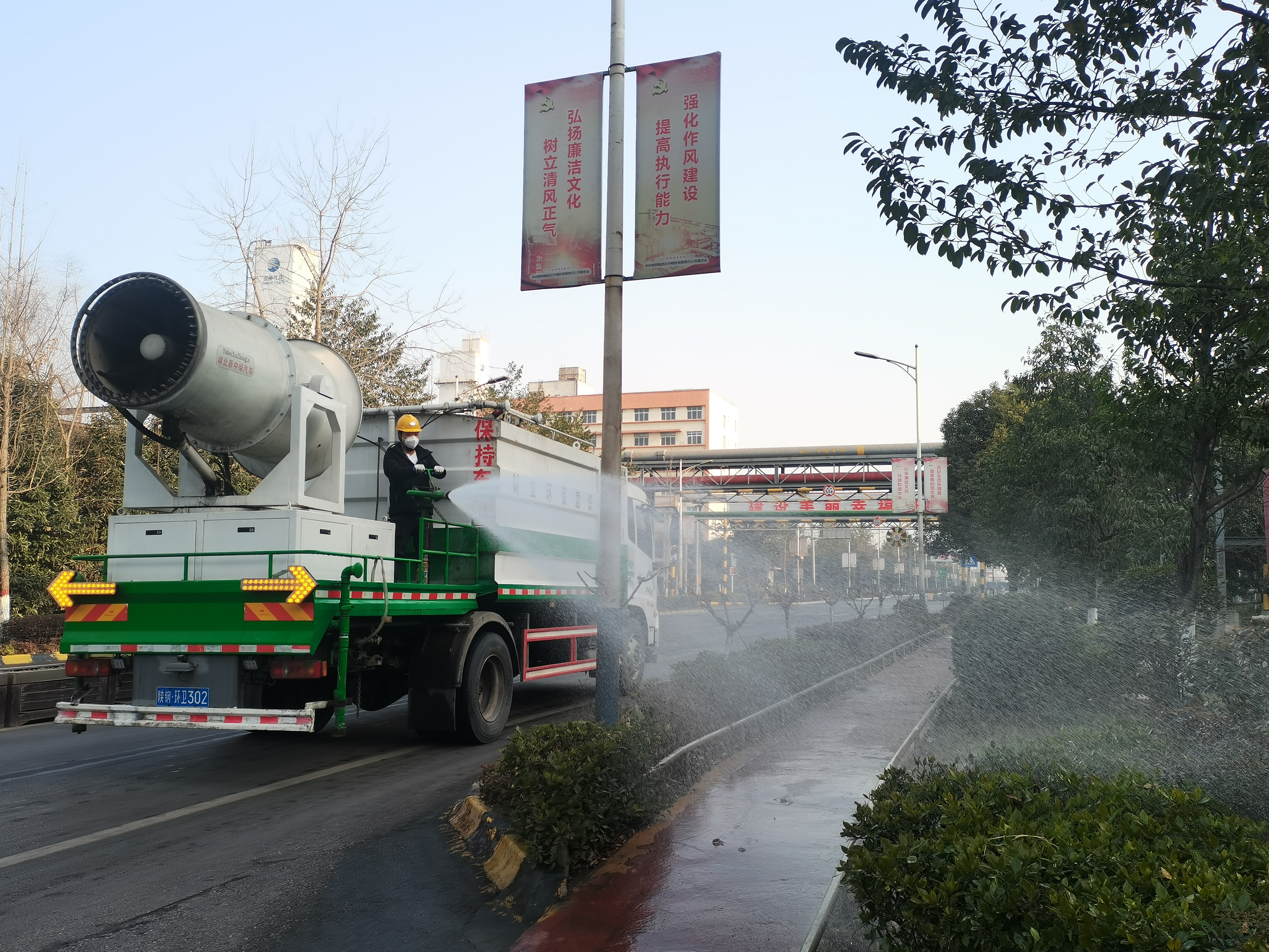 不负光阴不负春——公司紧锣密鼓开展春季绿化养护工作