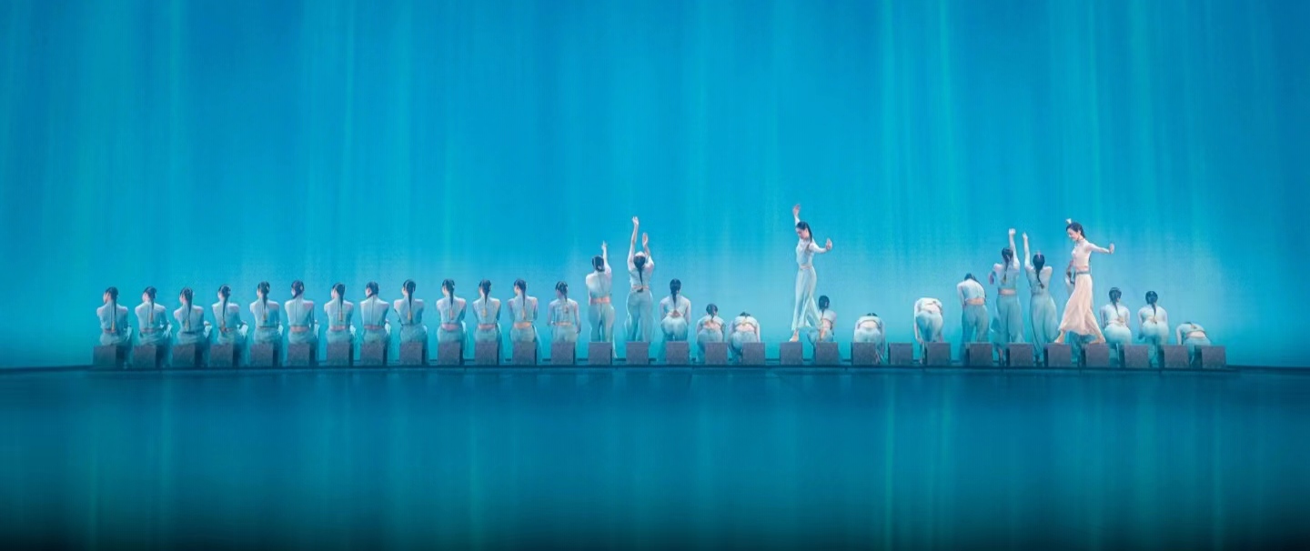 一幅水墨，描绘人生海海