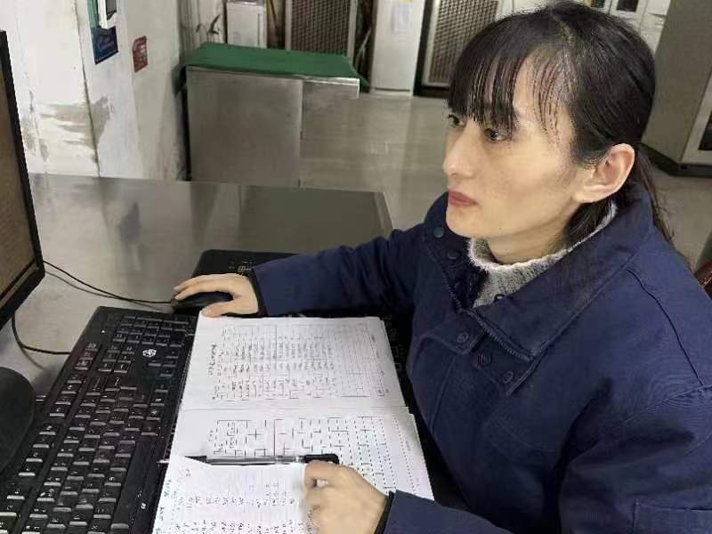 看炼钢巾帼话担当