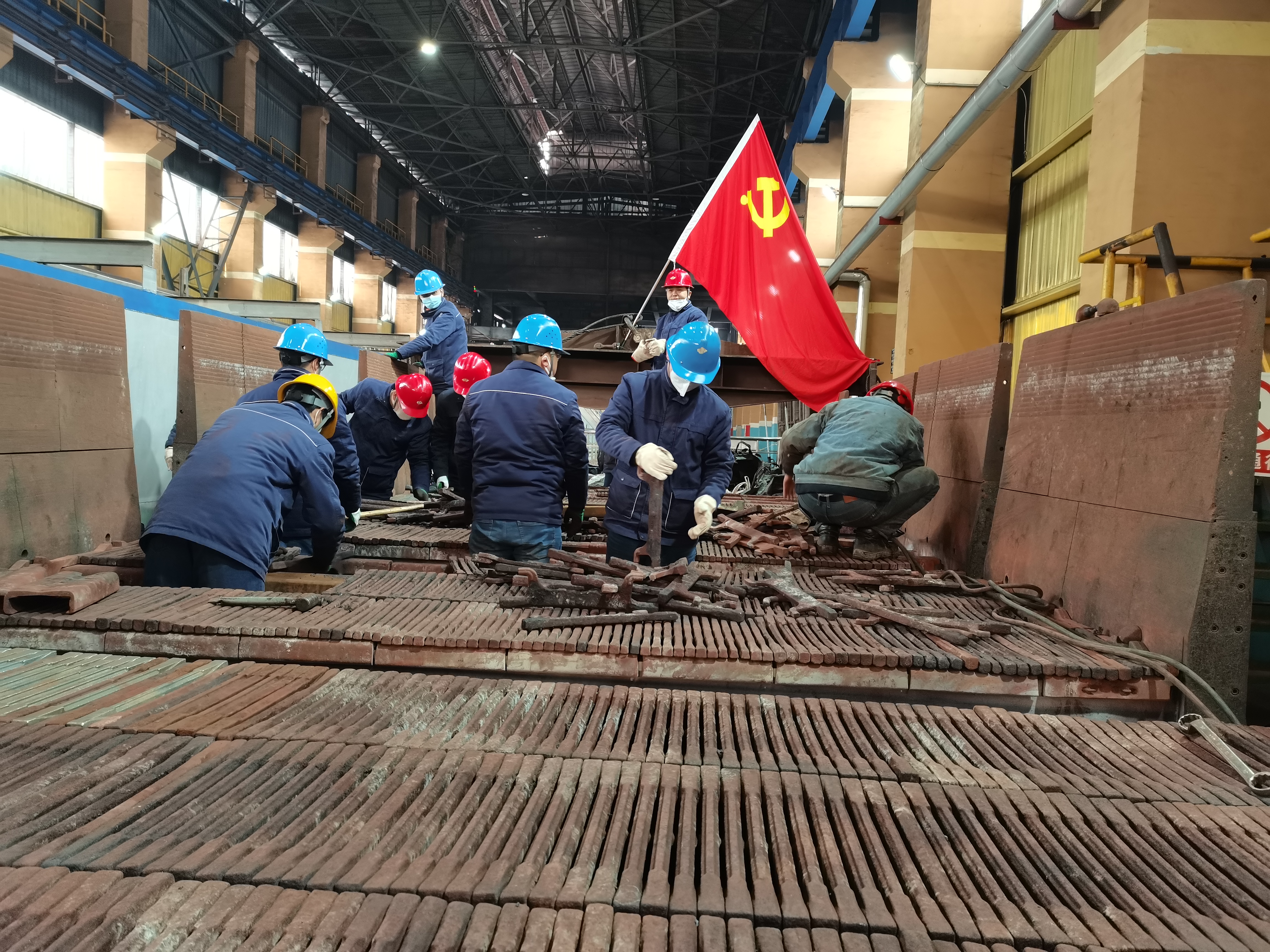 攻坚克难 他们在一线——汉钢公司265㎡烧结机检修侧记