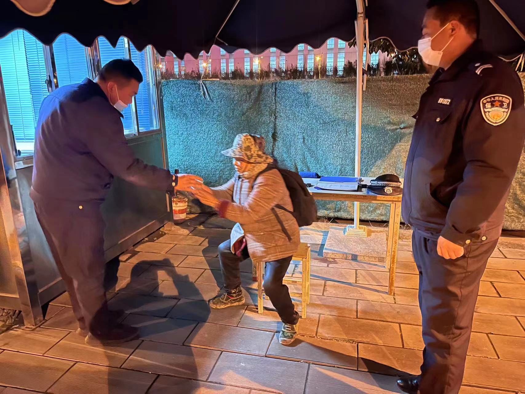 赞!寒夜暖心护送迷路老人归家,他们以实际行动践行初心使命 赞!寒夜暖心护送迷路老人归家,他们以实际行动践行初心使命