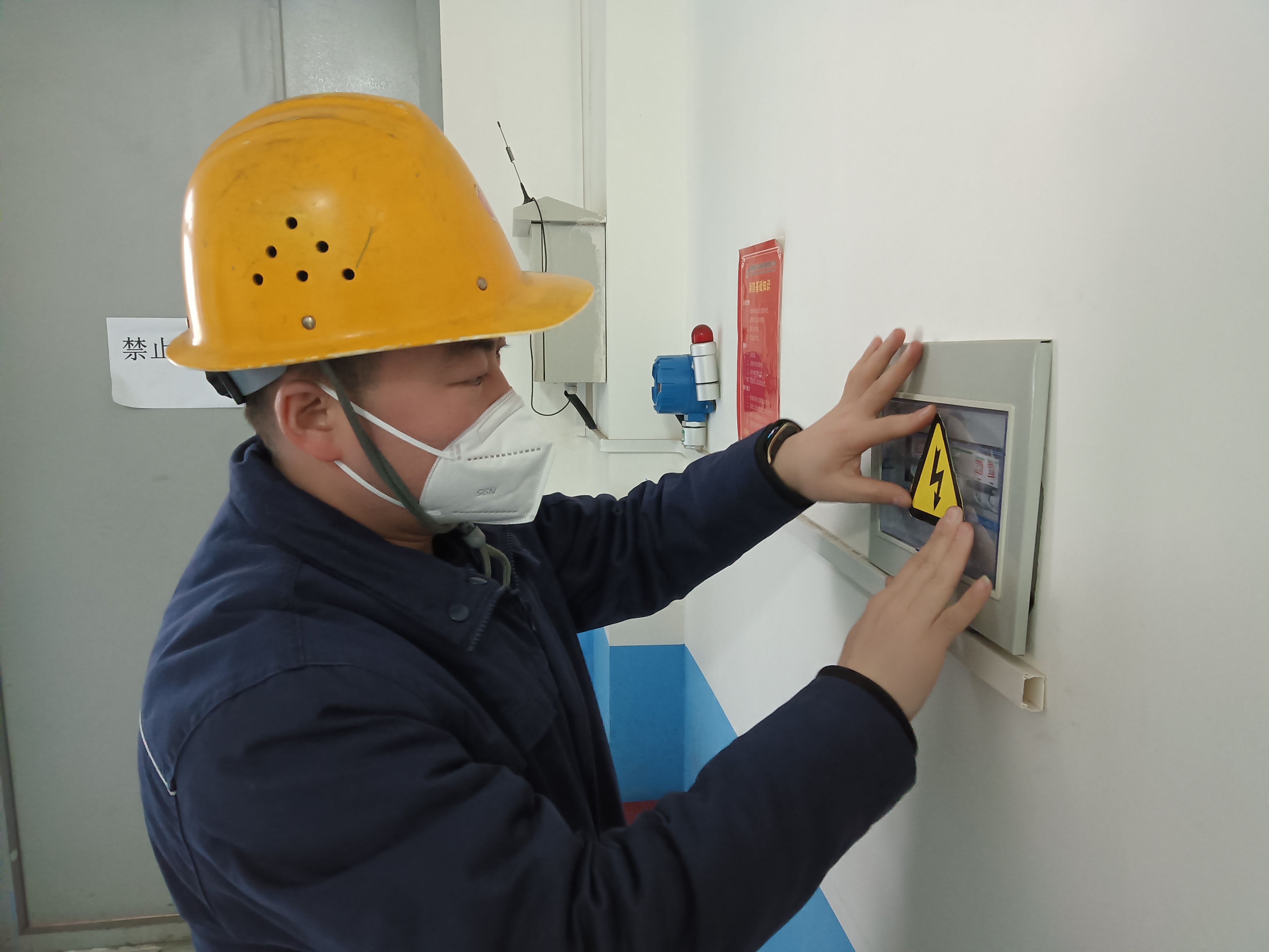 披暮色伴星辰，他们只为守钢城安好