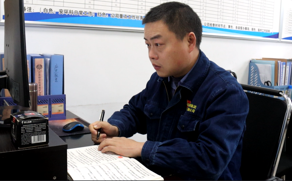 披暮色伴星辰，他们只为守钢城安好