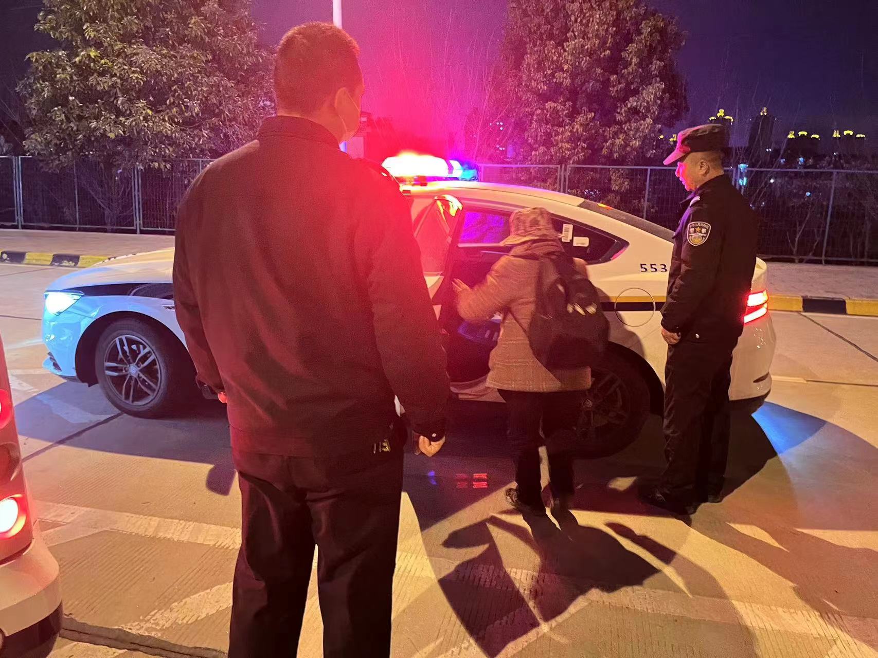 赞!寒夜暖心护送迷路老人归家,他们以实际行动践行初心使命 赞!寒夜暖心护送迷路老人归家,他们以实际行动践行初心使命