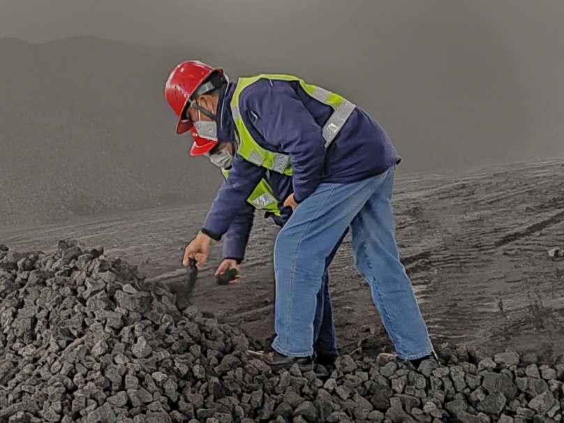 拉高标杆向前看，奋力争先不懈怠