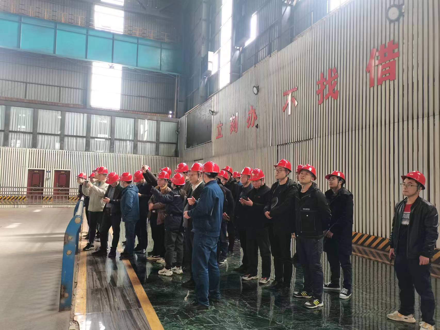 副县长李小勇带领铁路驻勉定点帮扶工作队到公司观摩学习