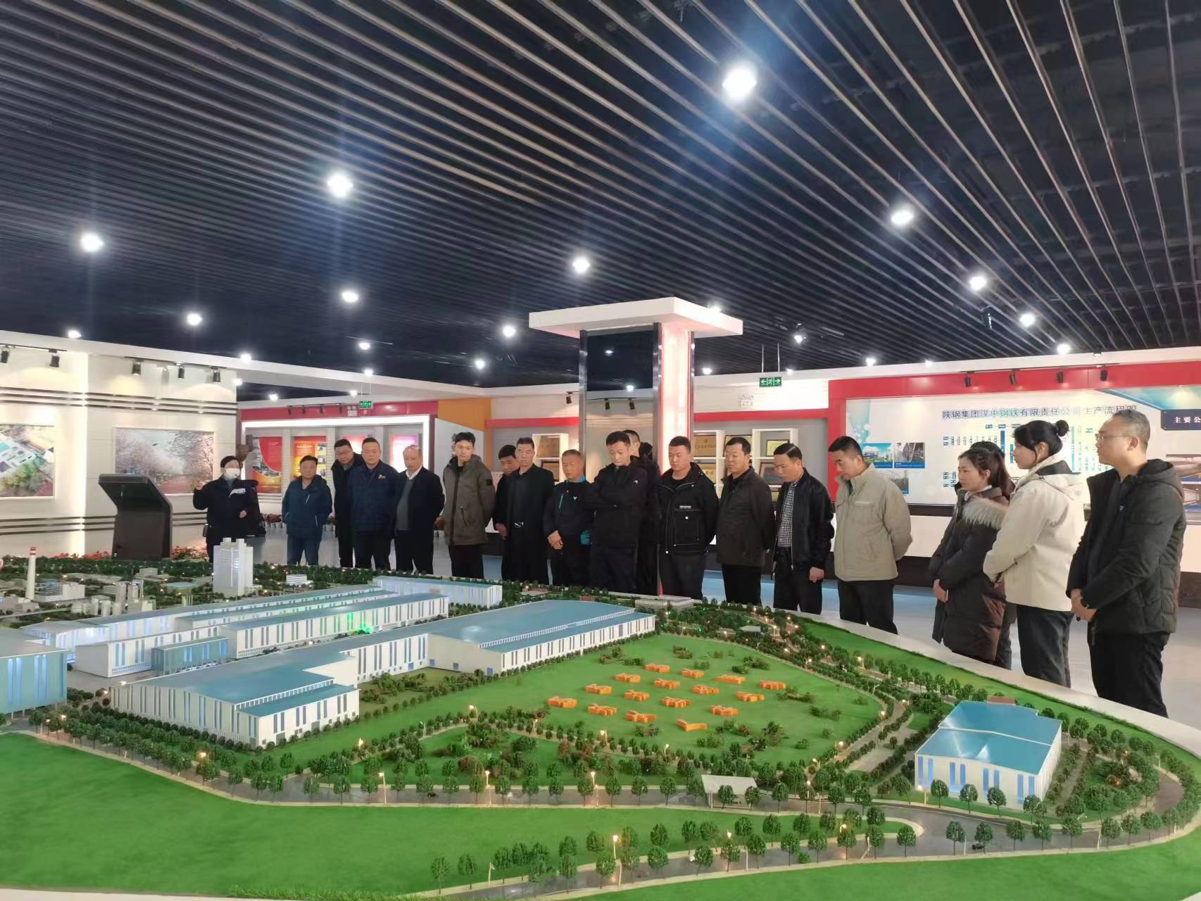 副县长李小勇带领铁路驻勉定点帮扶工作队到公司观摩学习