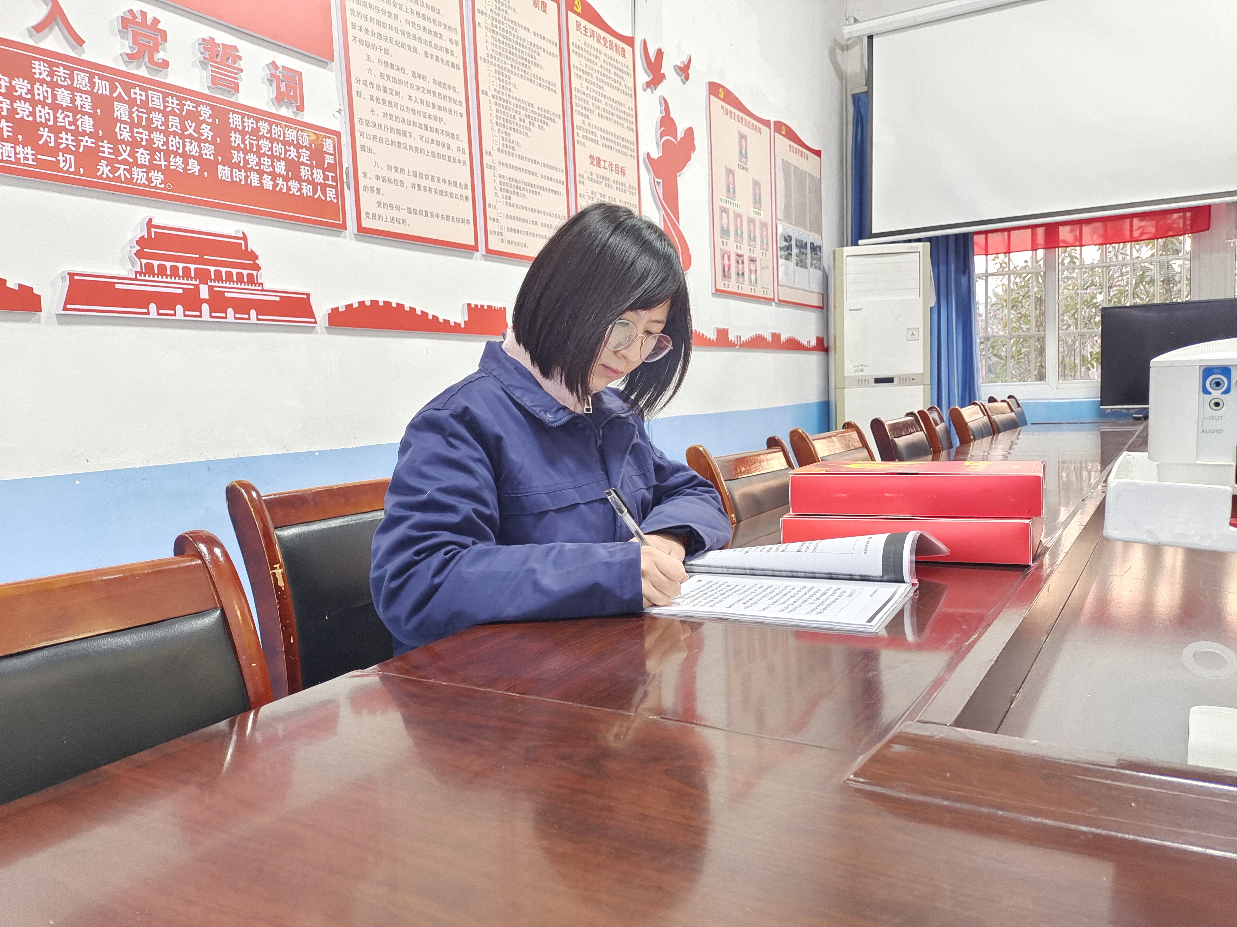 在这里，她们与春光“齐斗艳”