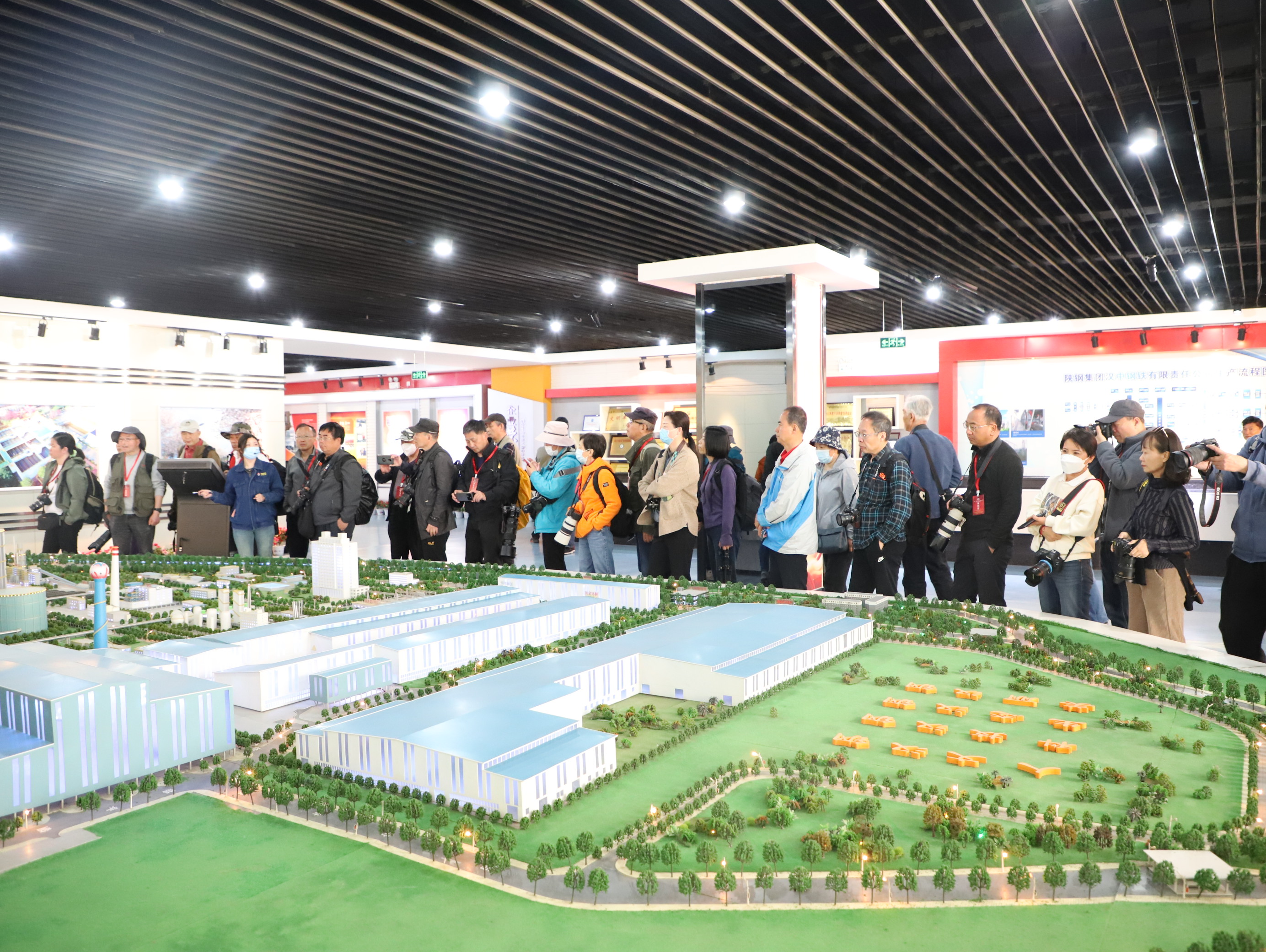 第九届全国职工摄影展汉中采风团到公司开展企业采风活动