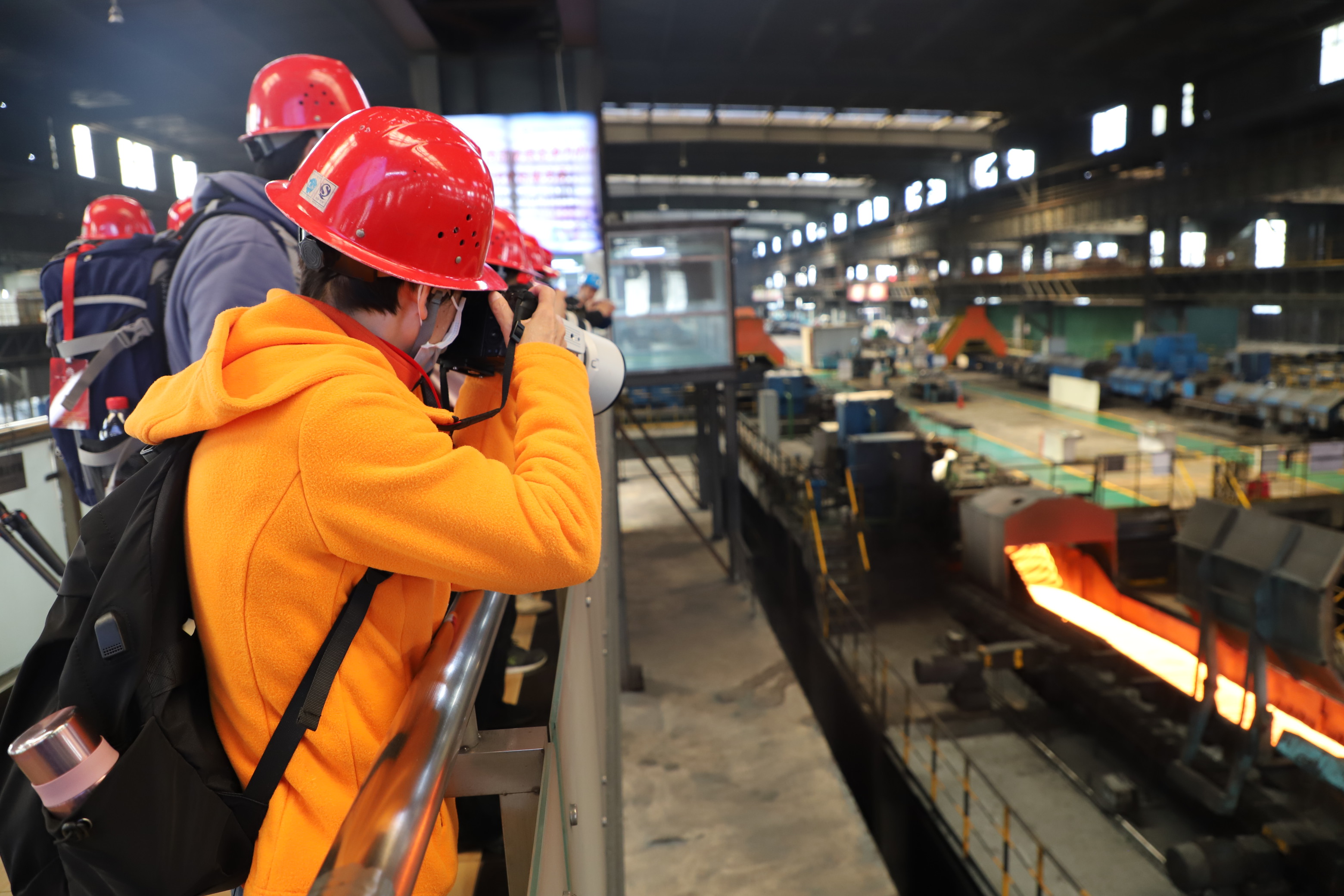 第九届全国职工摄影展汉中采风团到公司开展企业采风活动