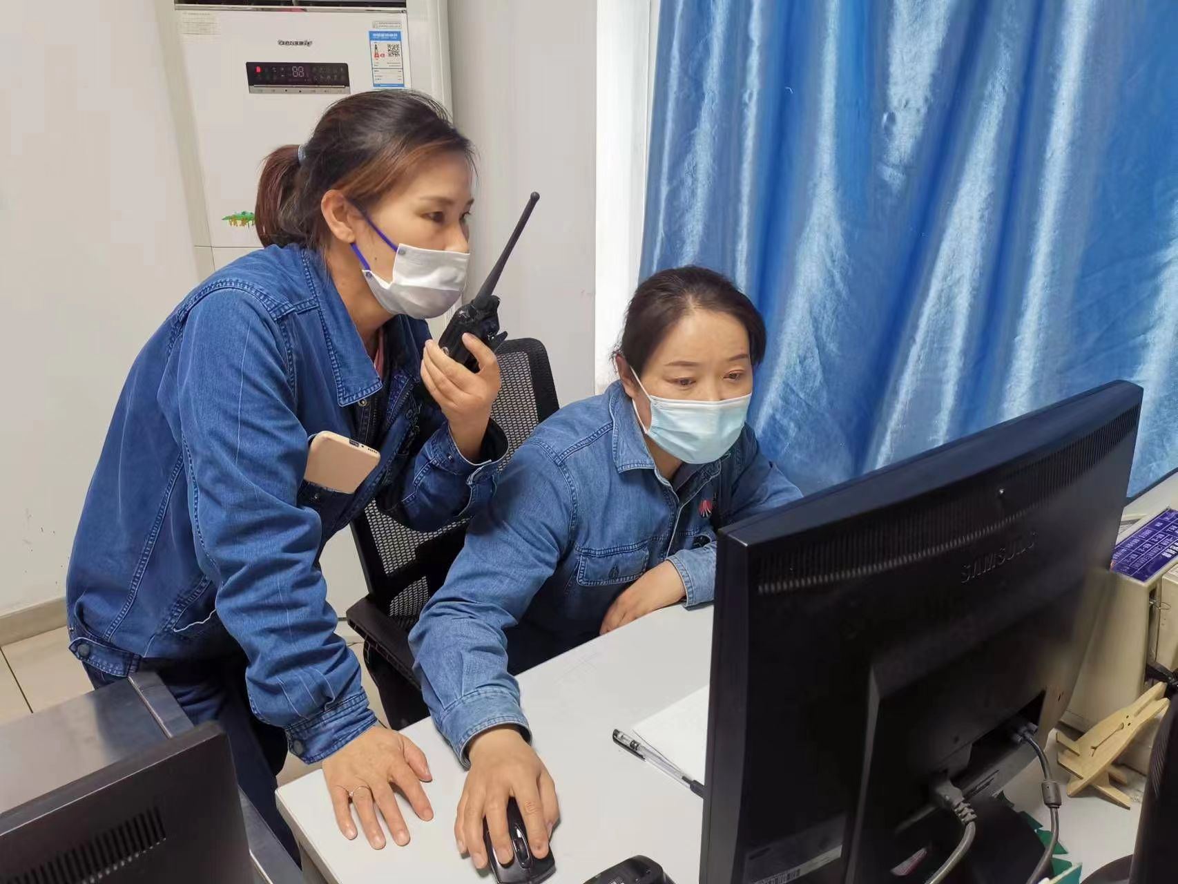 瞧，这群可爱的计量女工