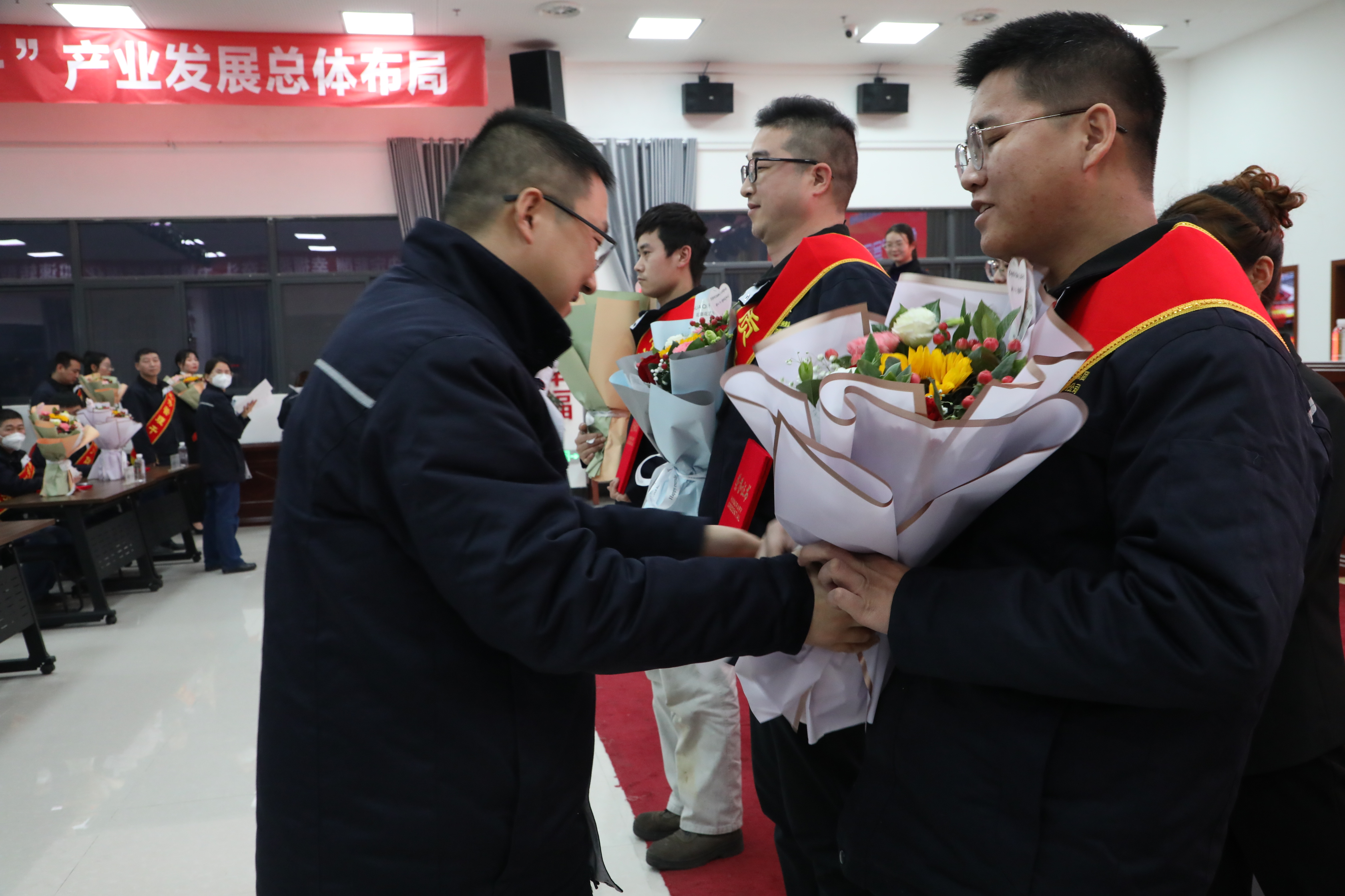 手执“铁算盘”,胸勒“成本账” ——记炼钢厂“降本增效”先进个人孙玉 手执“铁算盘”,胸勒“成本账” ——记炼钢厂“降本增效”先进个人孙玉