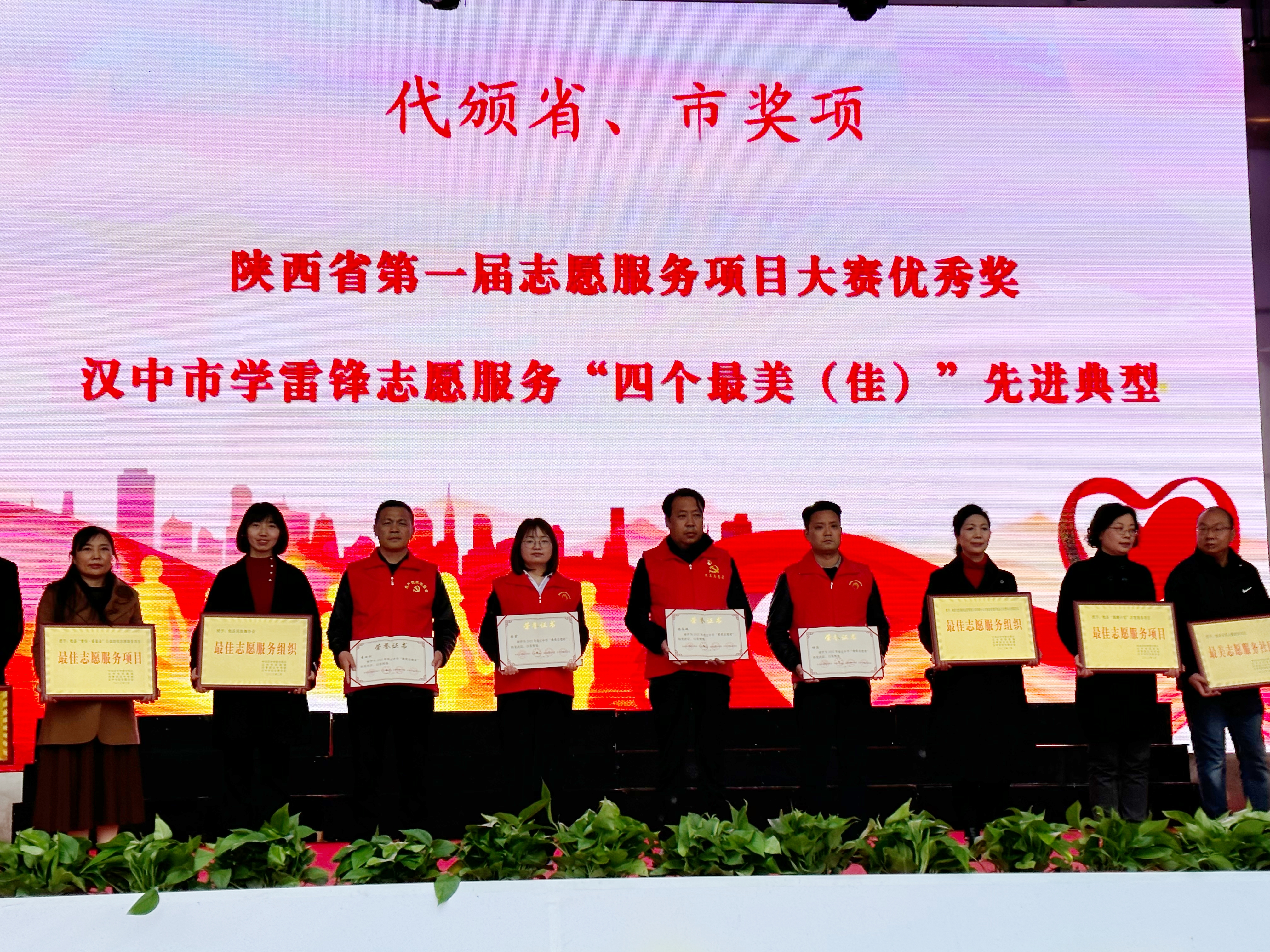 在奋斗中绽放最美芳华 在奋斗中绽放最美芳华