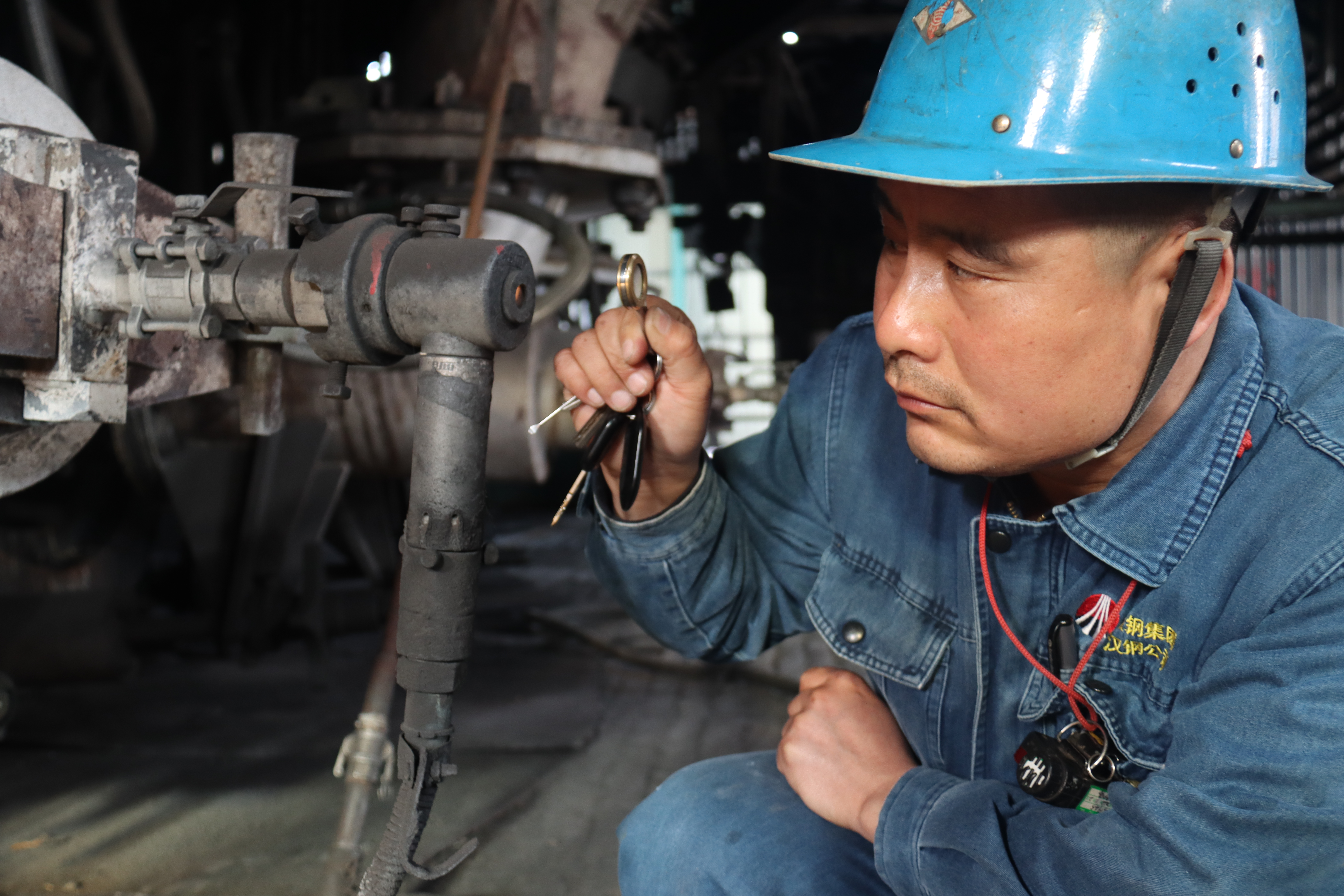 双脚踏遍高炉 青春献给钢城