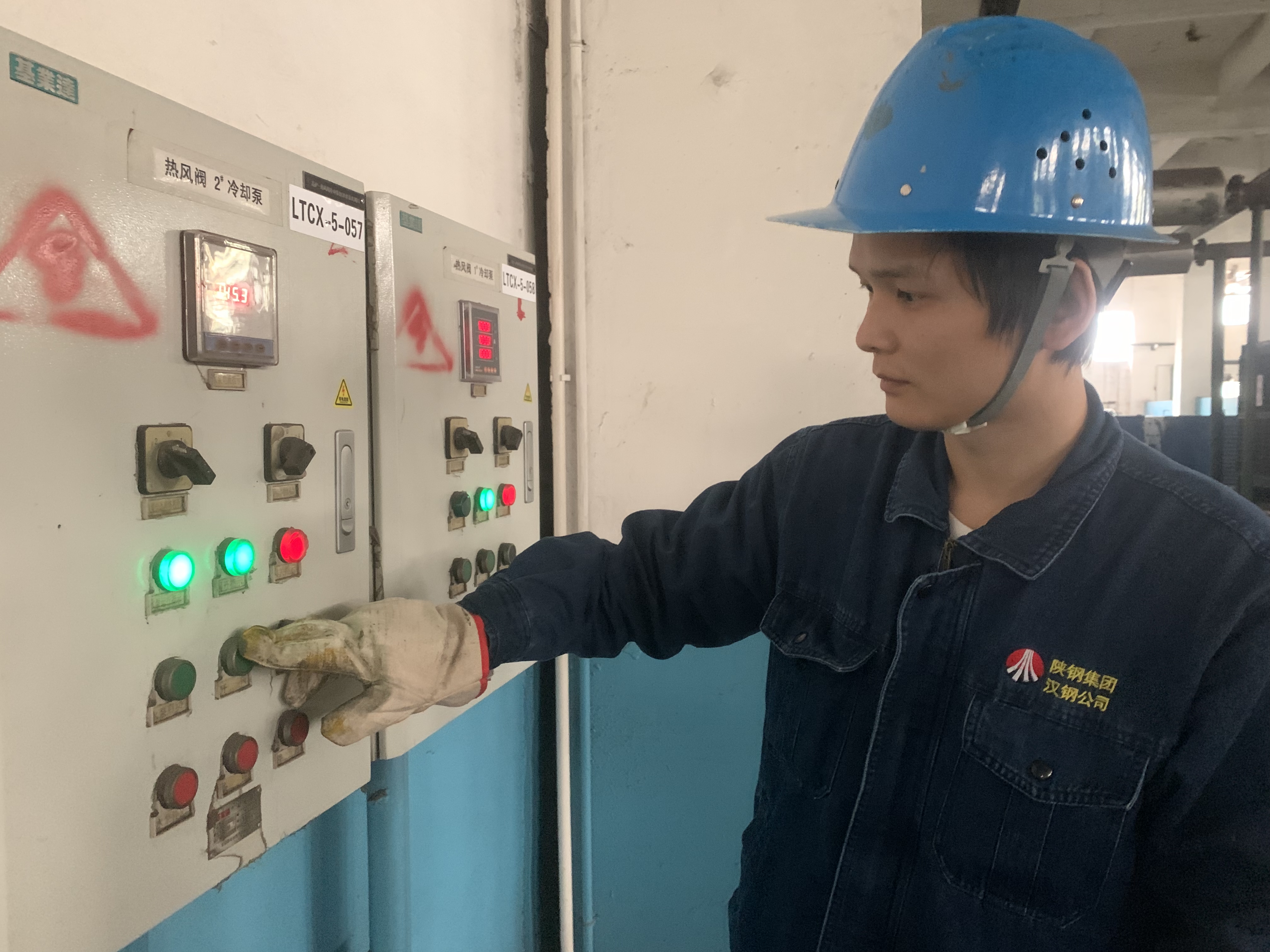 钢城昂首追梦 一线磨砺青春 钢城昂首追梦 一线磨砺青春