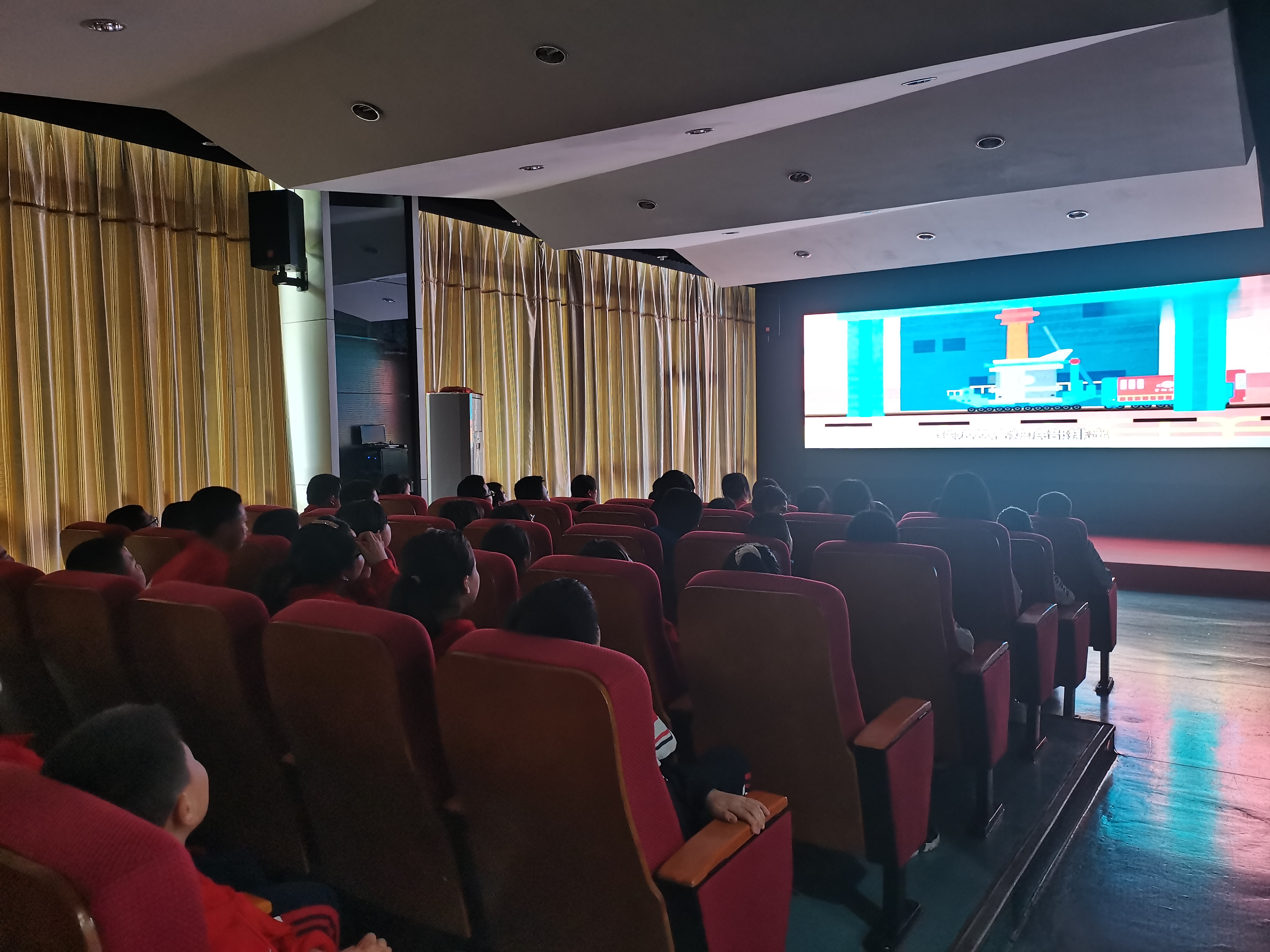 政校企携手开展研学活动 关心下一代成长