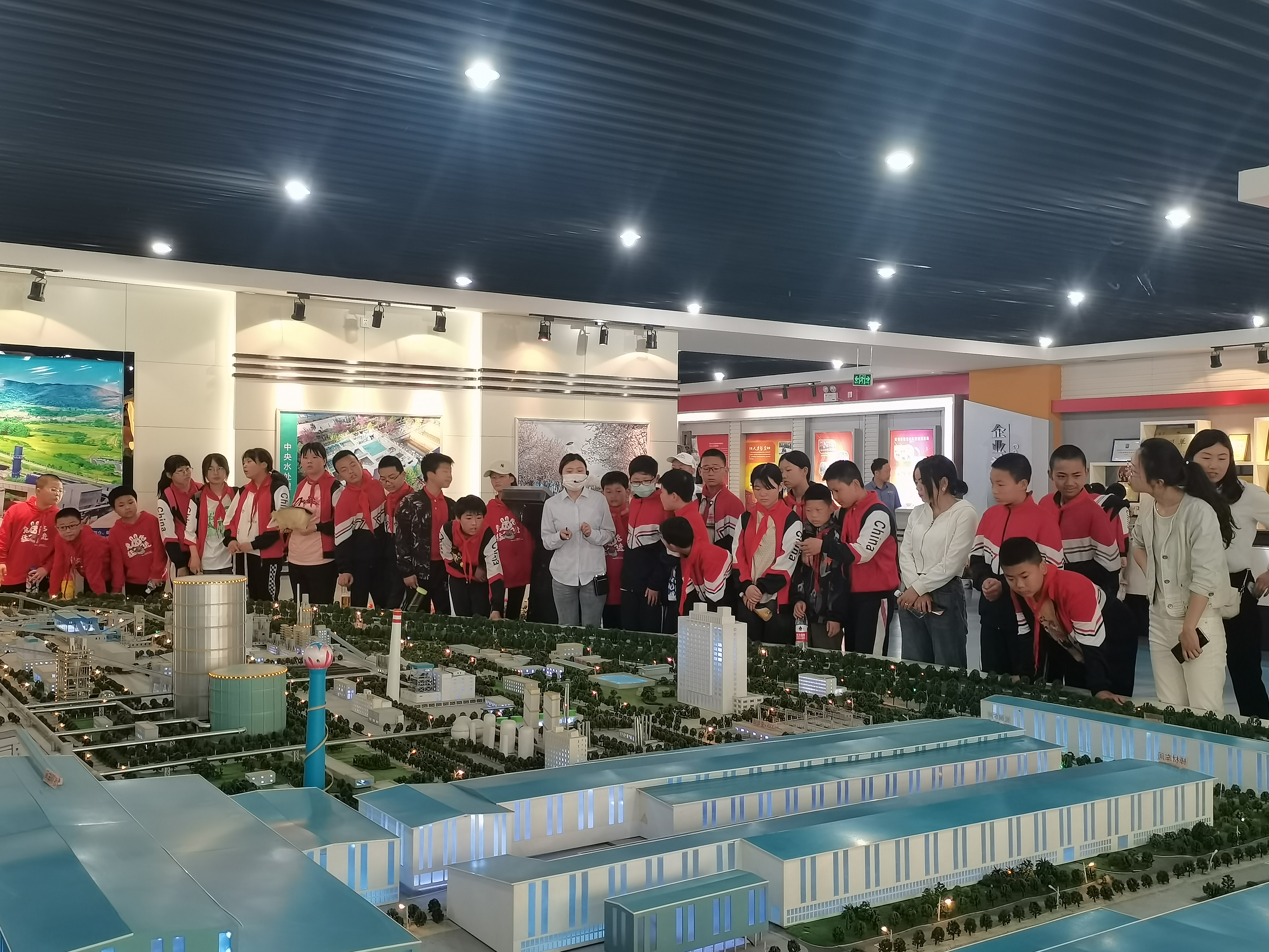 政校企携手开展研学活动 关心下一代成长