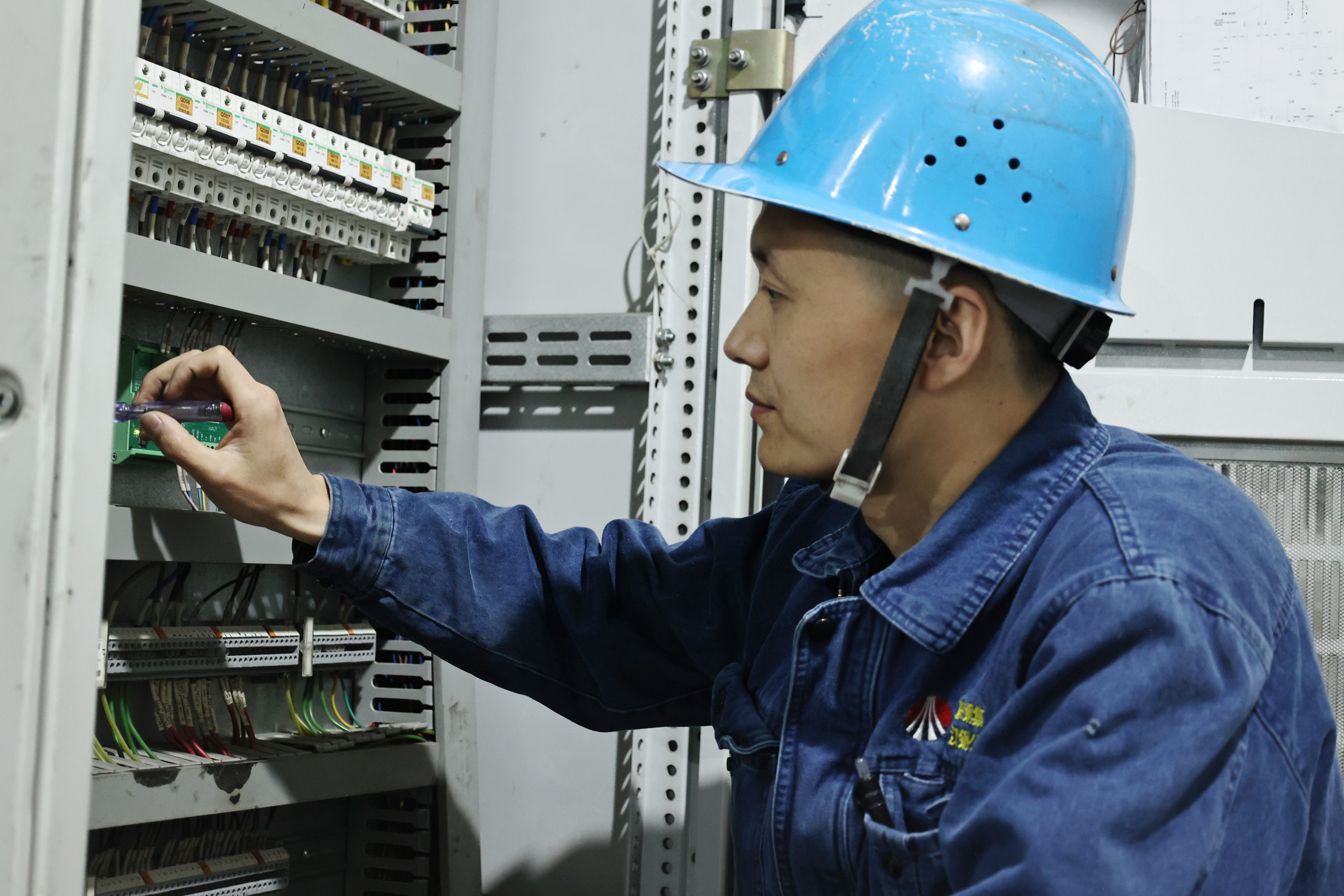 干一行、爱一行、精一行 用匠心书写极致人生——记2023年汉中市首届职工职业技能大赛“技术标兵”李方宁