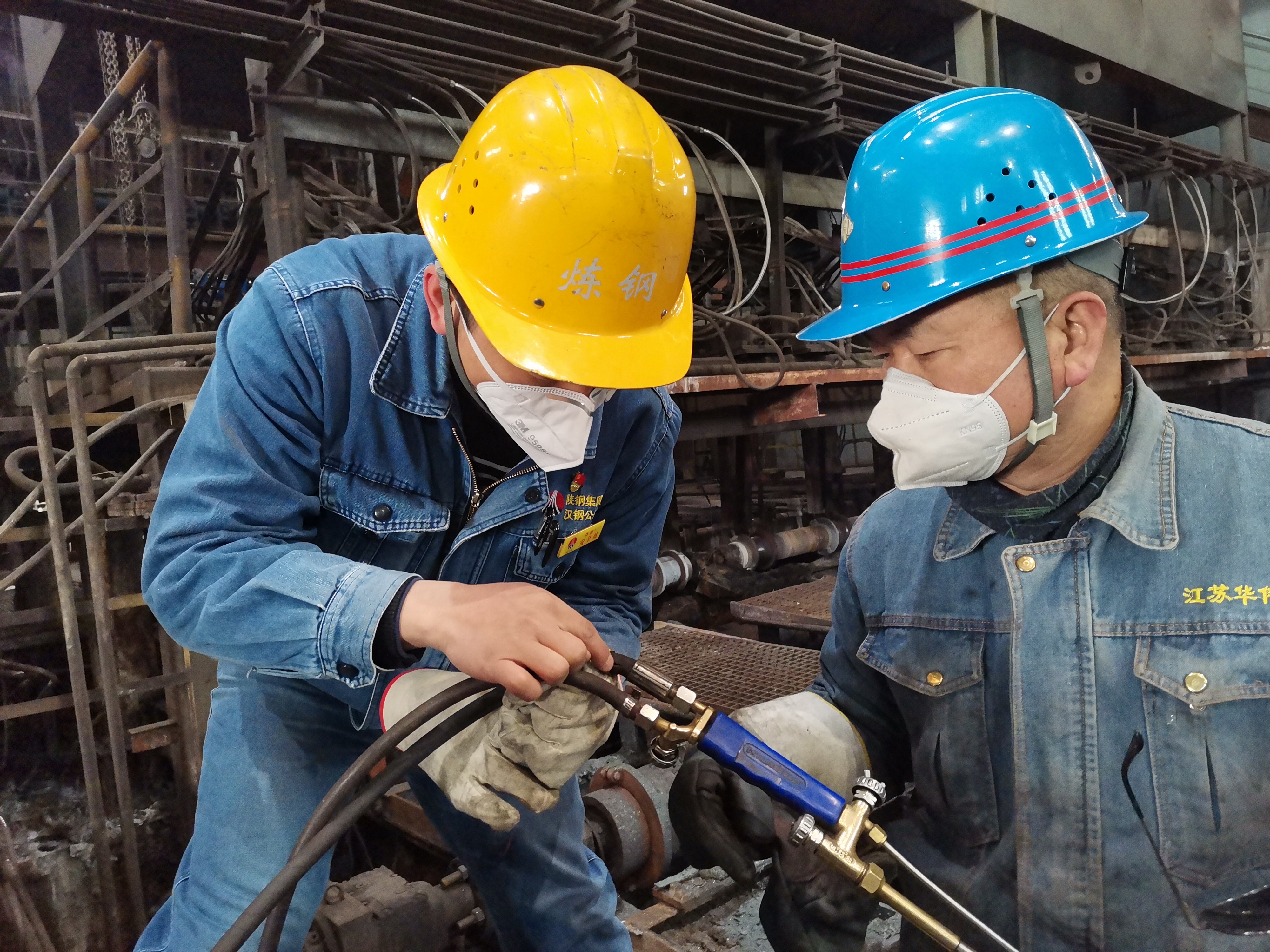五一我在岗,生产不“打烊” ——致敬奋战在深夜的劳动人 五一我在岗,生产不“打烊” ——致敬奋战在深夜的劳动人
