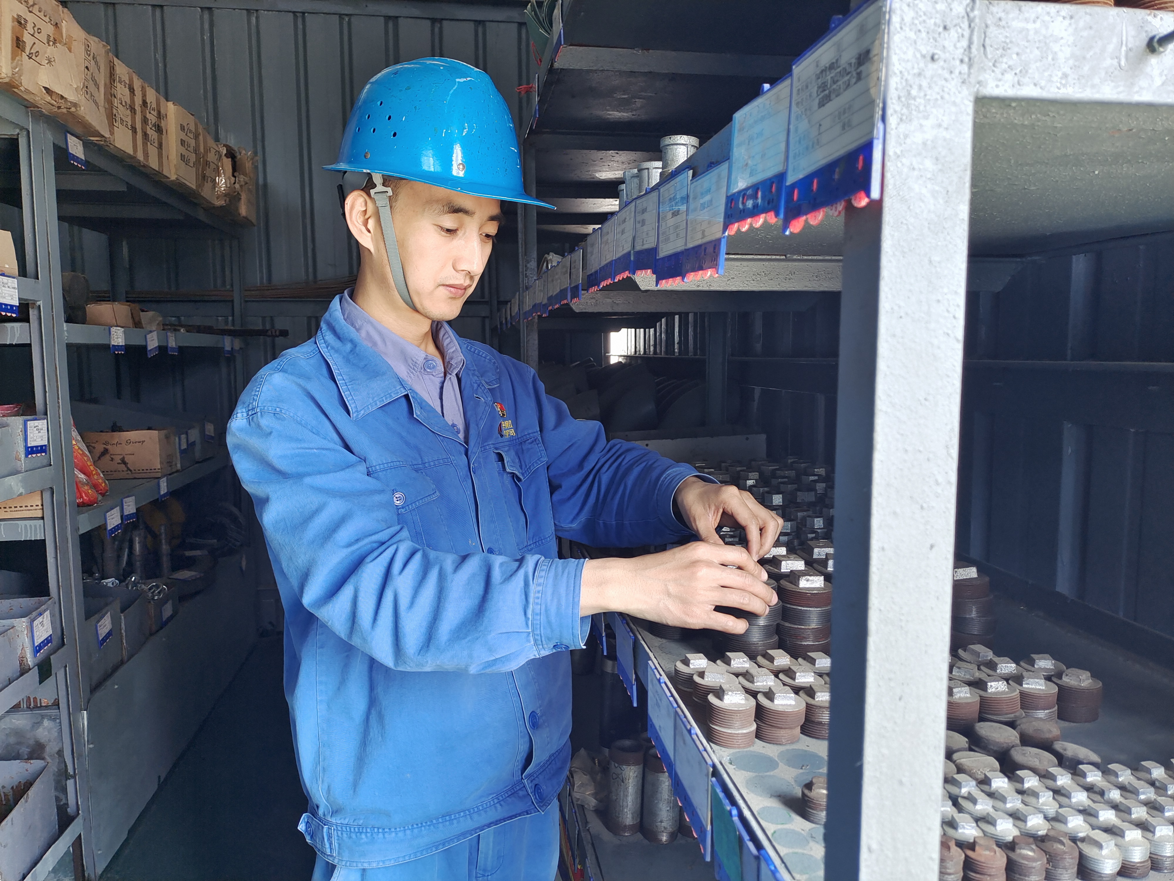 迎着党旗,勇做奔涌的“后浪” 迎着党旗,勇做奔涌的“后浪”