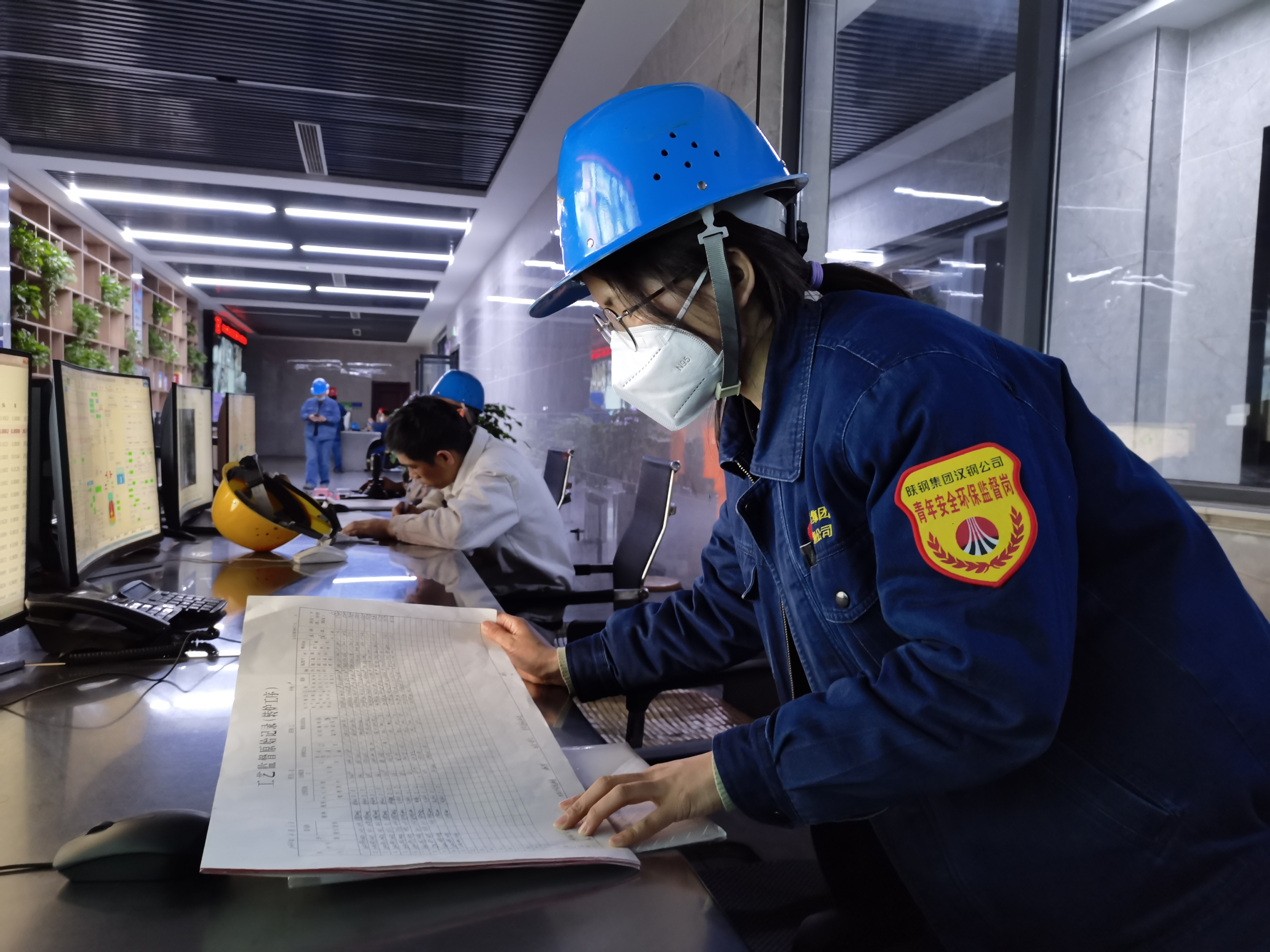 熊熊炉火淬精钢 绚烂青春显担当 ——记陕钢集团2021-2022年度“优秀青年安全监督岗长”李囡