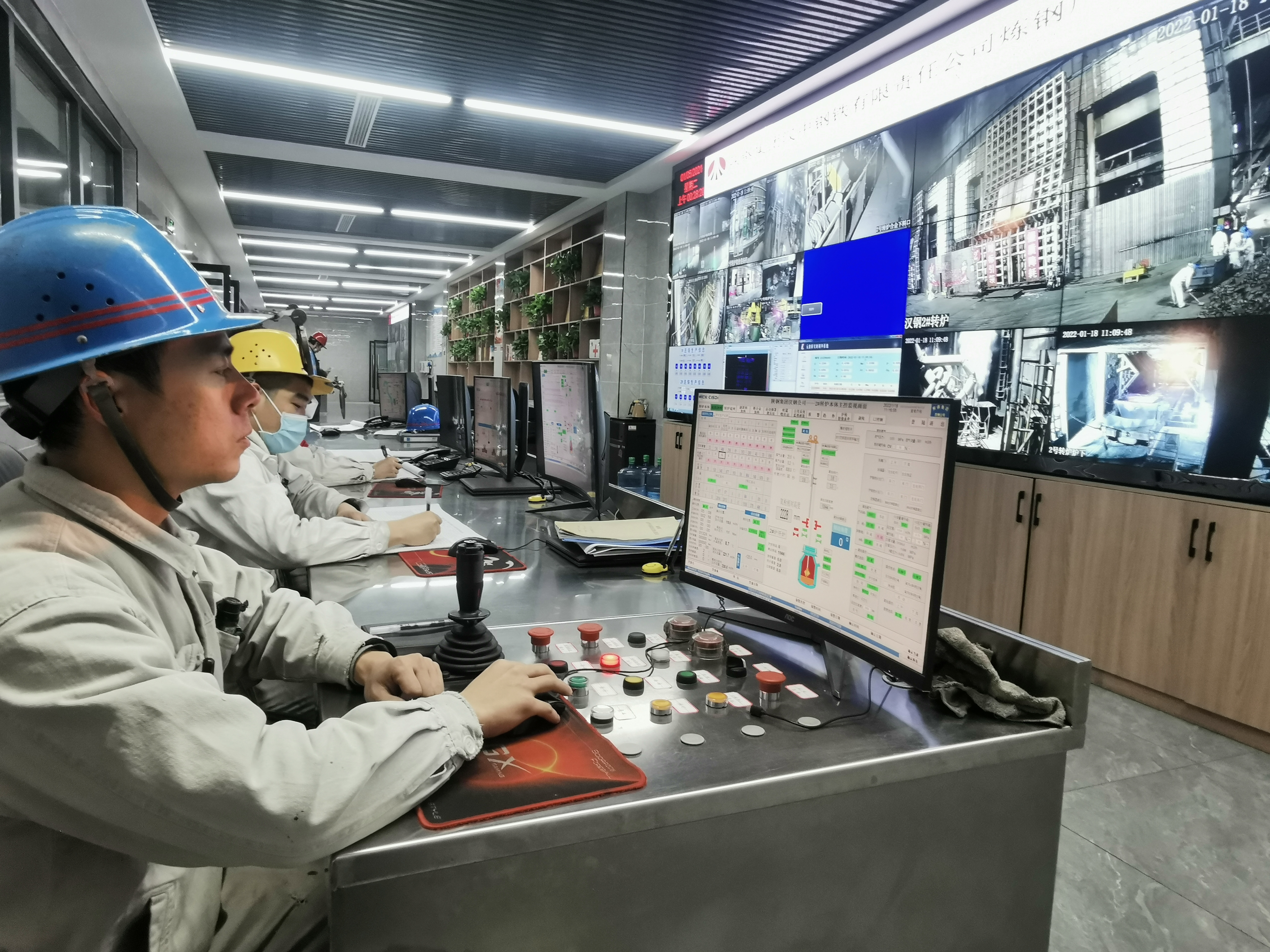 被炉火钢花照亮的奋斗人生  ——记陕钢集团2021-2022年度“青年岗位建功能手”陈磊