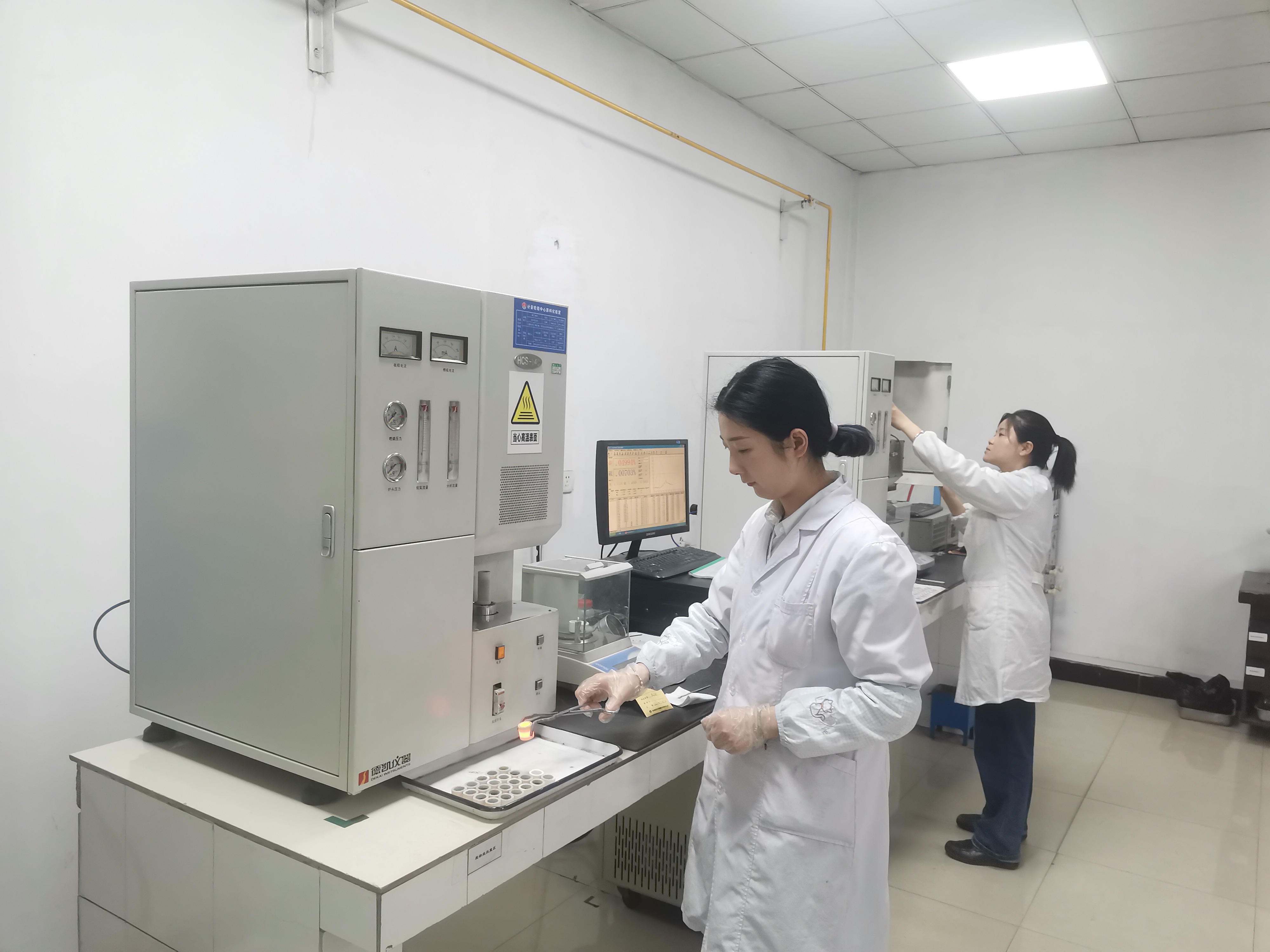 这个五月谁最美？原料化验室巾帼标兵岗了解一下……