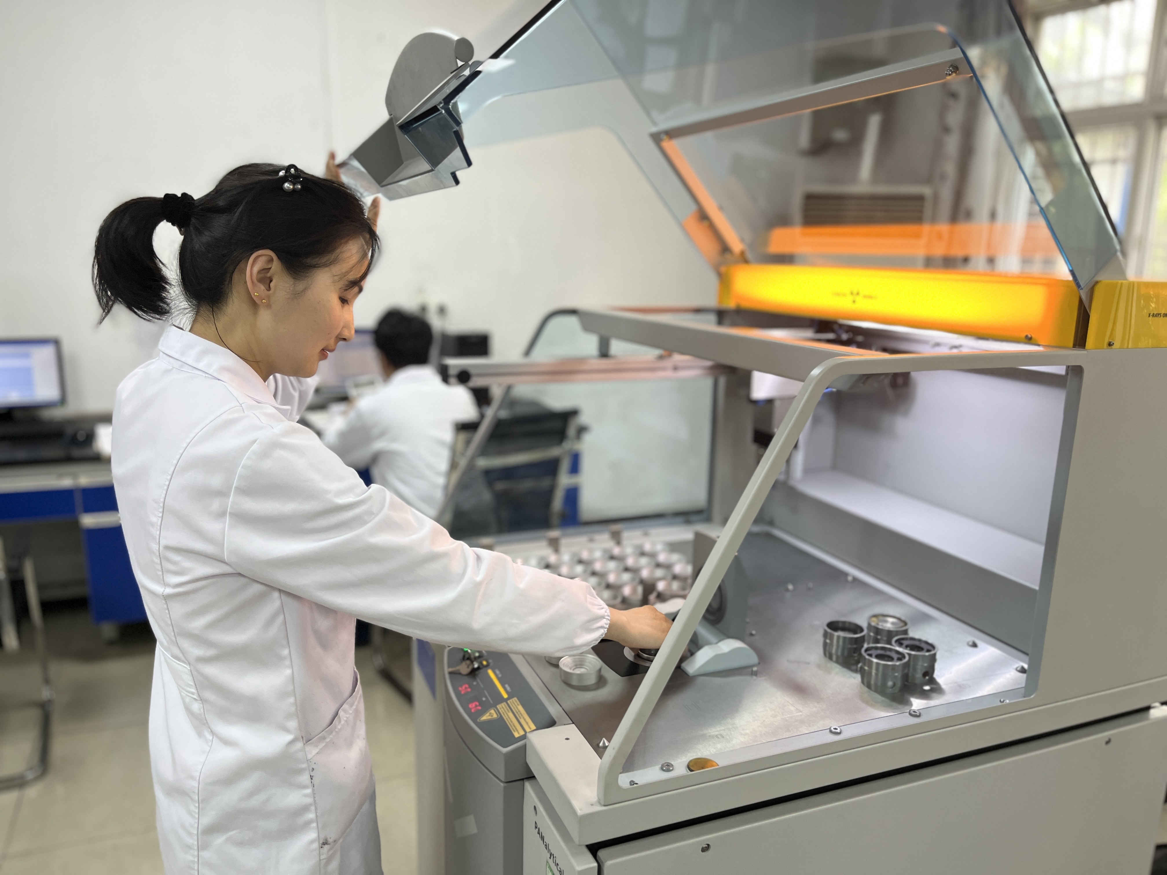 这个五月谁最美？原料化验室巾帼标兵岗了解一下……