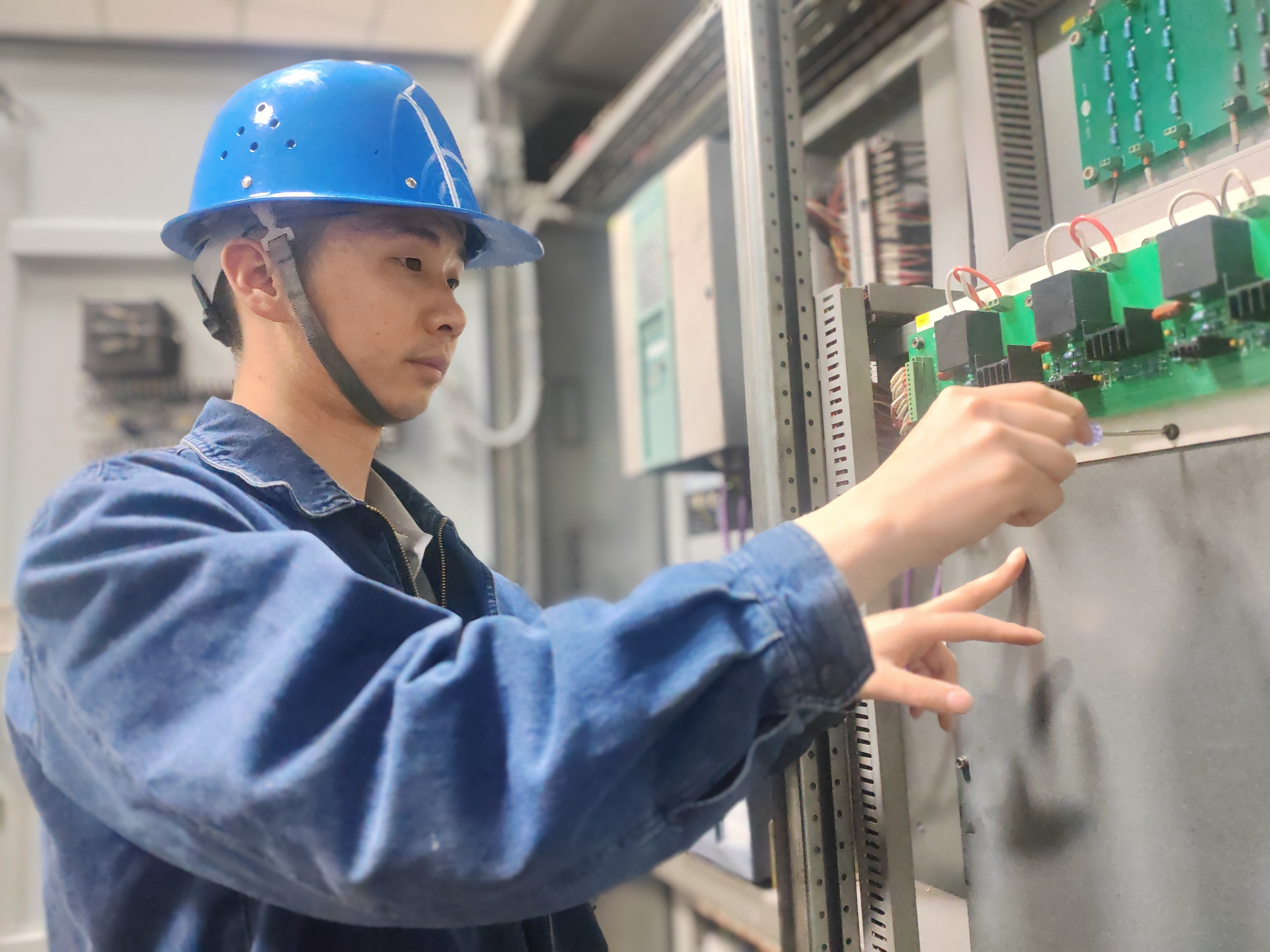 李永:奋战在维修一线的“钢铁侠” 李永:奋战在维修一线的“钢铁侠”