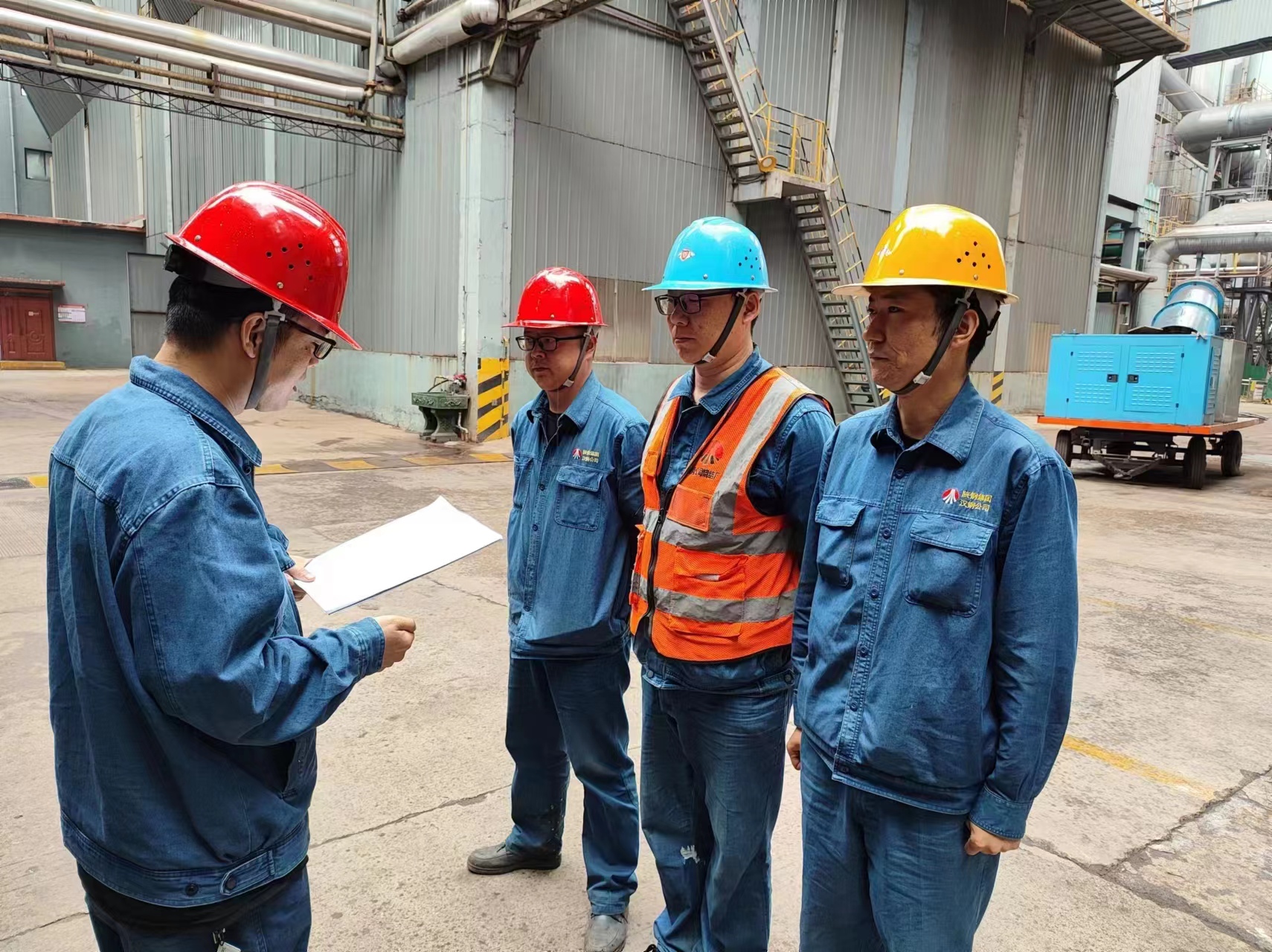 检修现场“三重色” 重拳出击红五月 检修现场“三重色” 重拳出击红五月