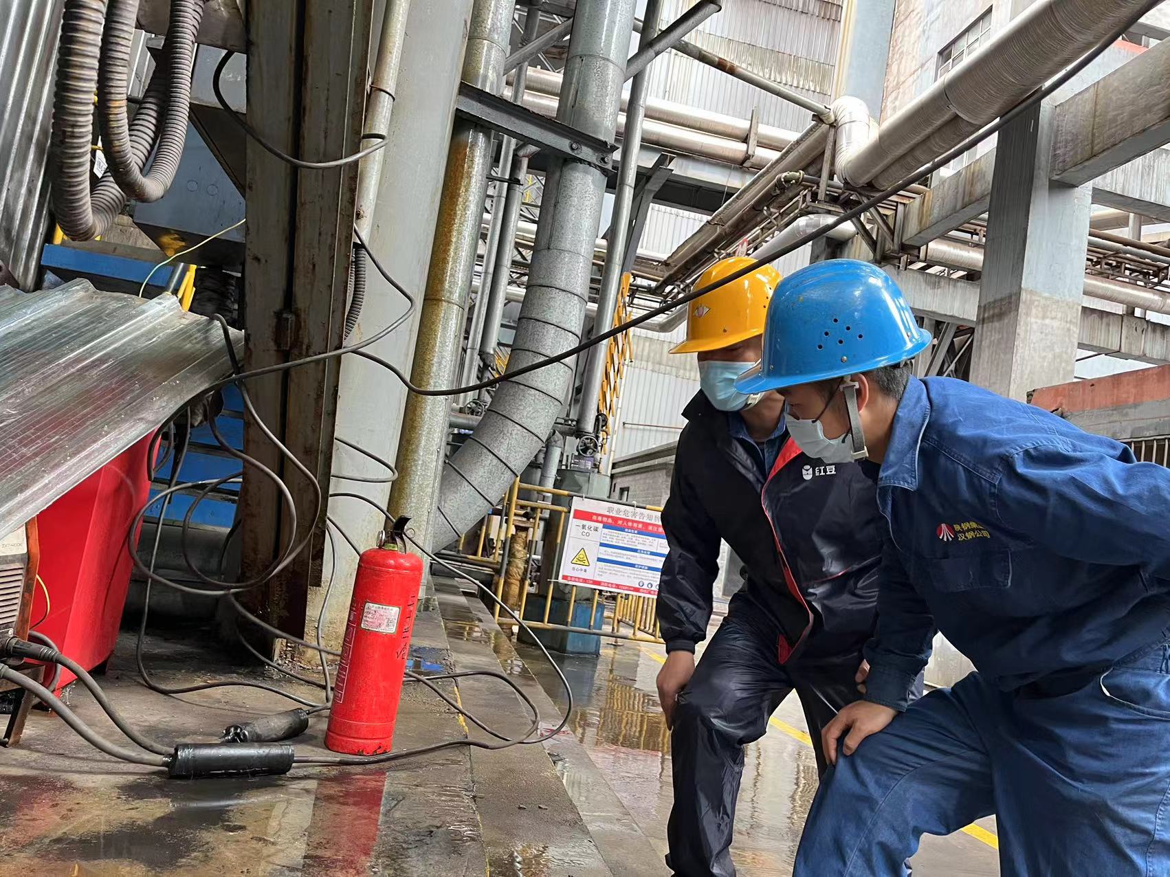 检修现场“三重色” 重拳出击红五月 检修现场“三重色” 重拳出击红五月