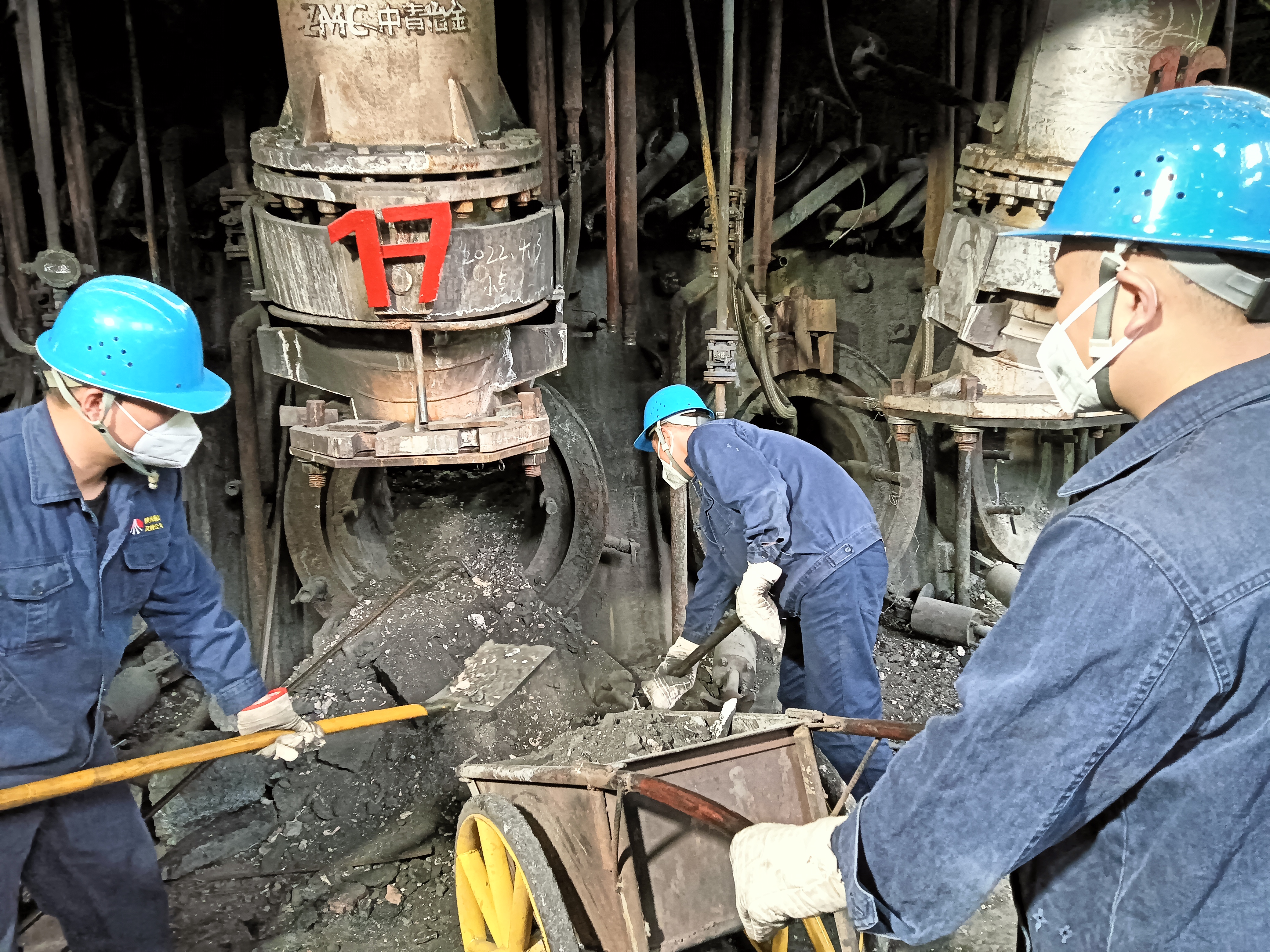 立足实干，扒呀扒呀扒 这个检修小队在一线