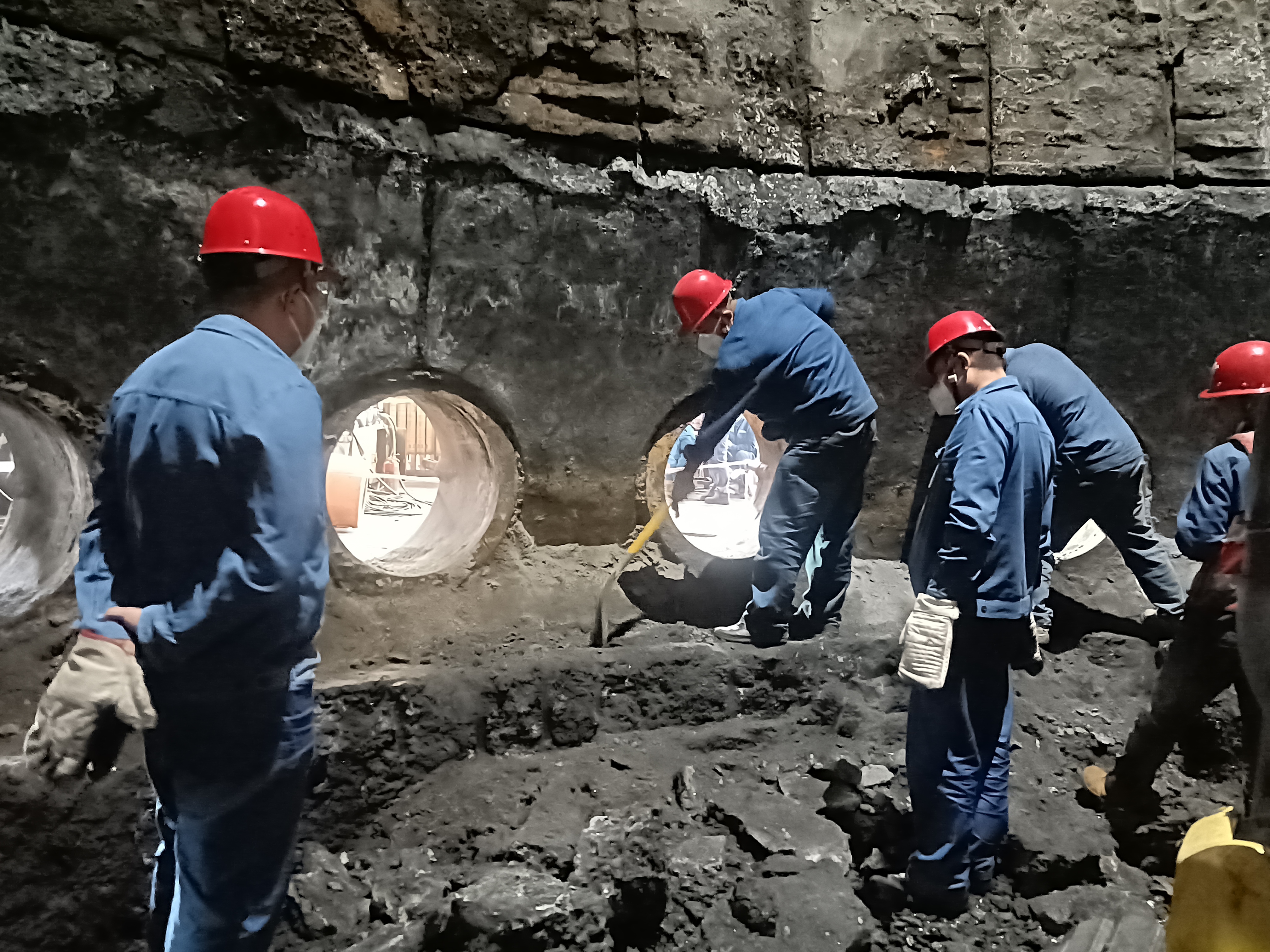 立足实干，扒呀扒呀扒 这个检修小队在一线