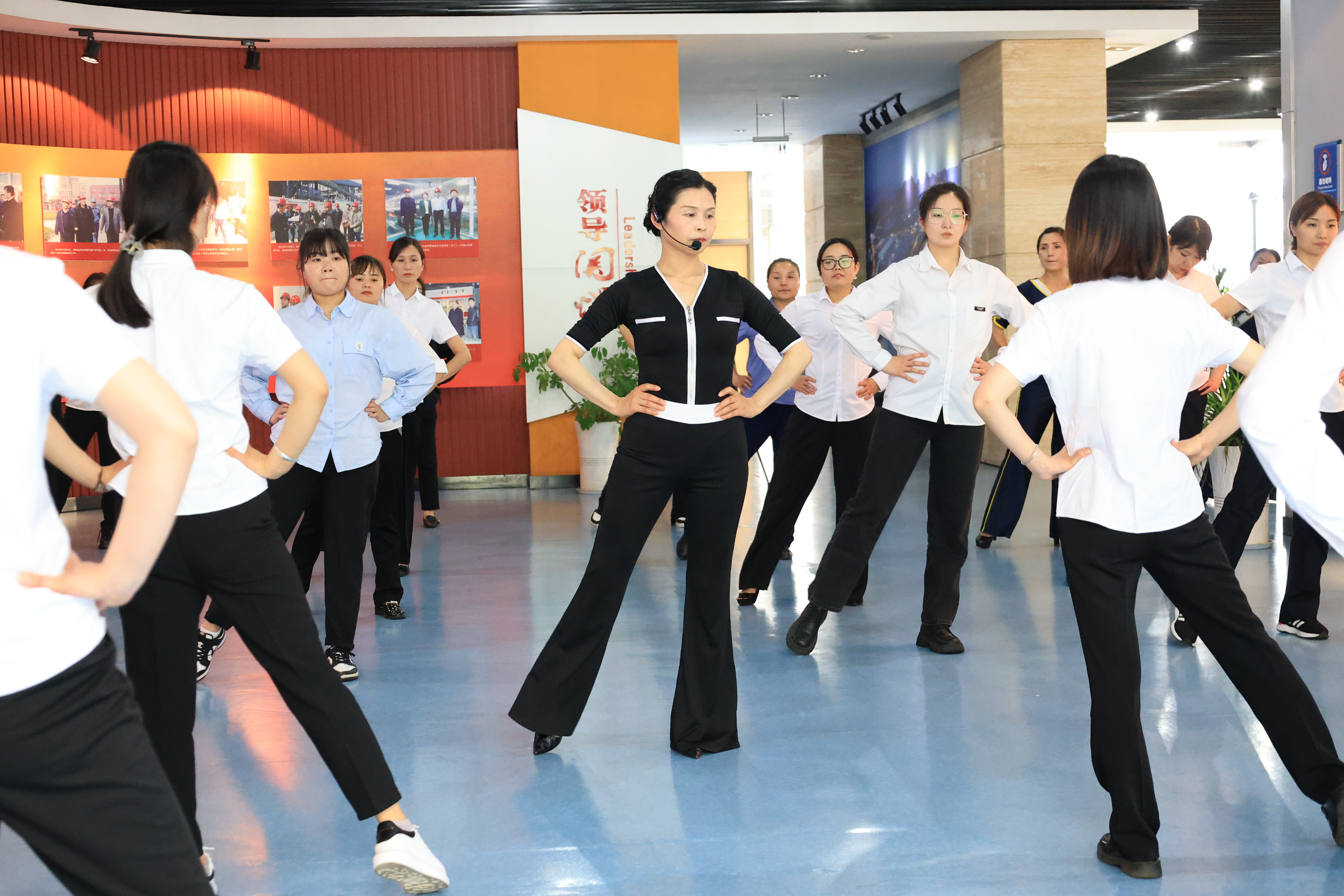 职场有“礼” “仪”展风采！ 公司开展礼仪培训活动