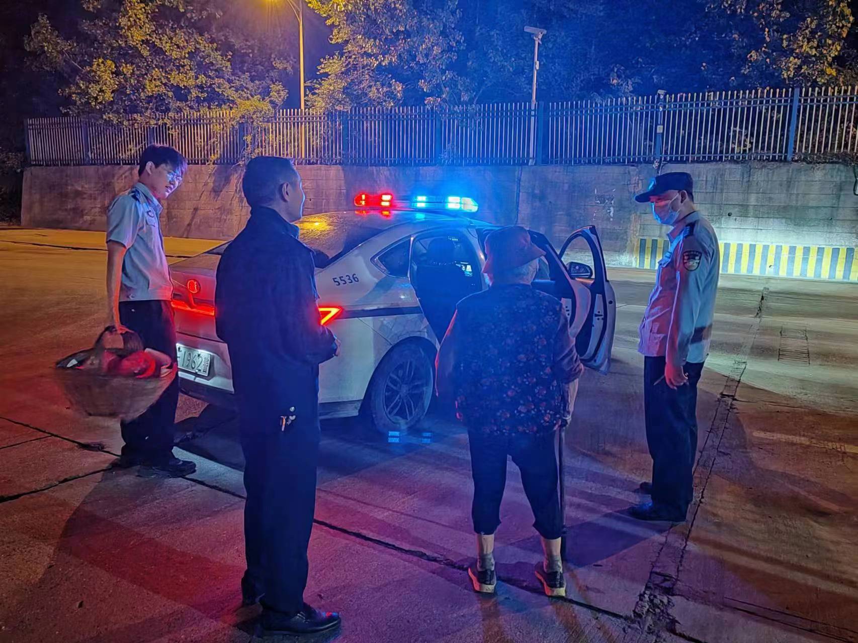 热心警卫护送迷失老人回家，践行文明传递温暖