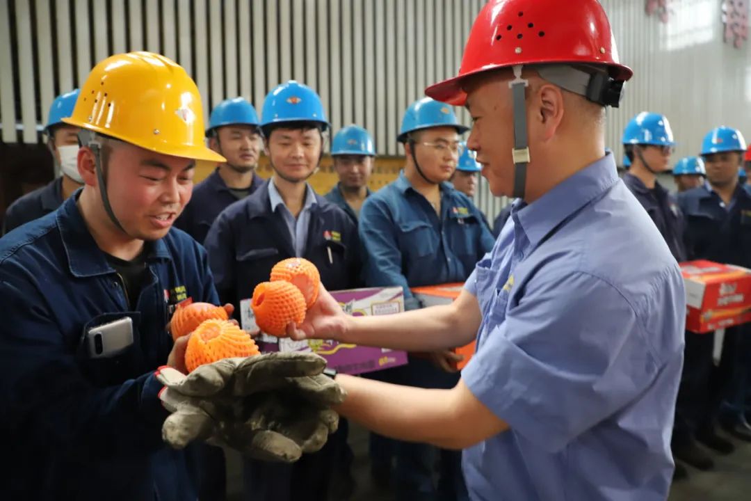 谢巍深入1#高炉检修现场慰问干部职工