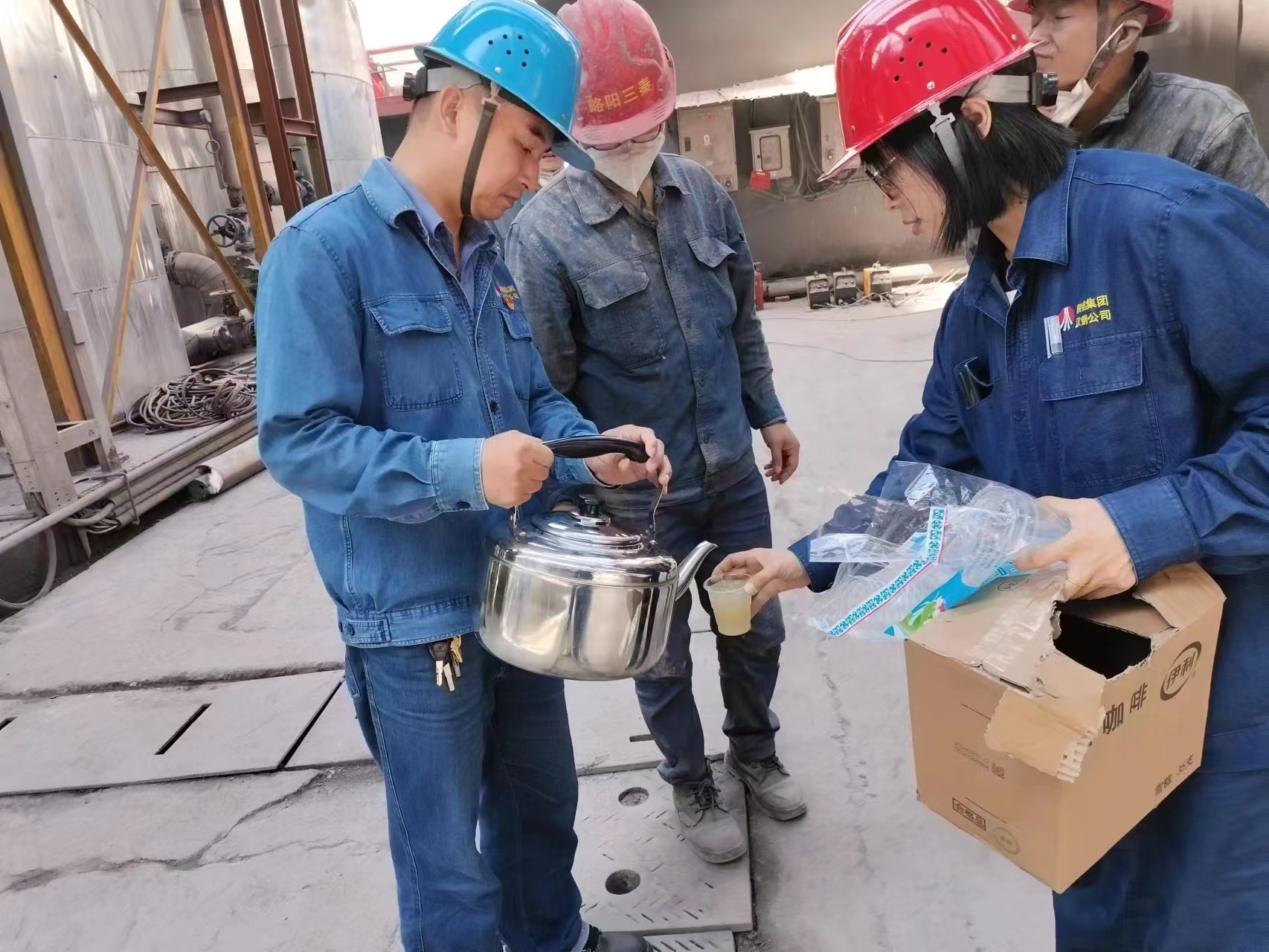 不惧“烤”验 防暑降温施“凉”策