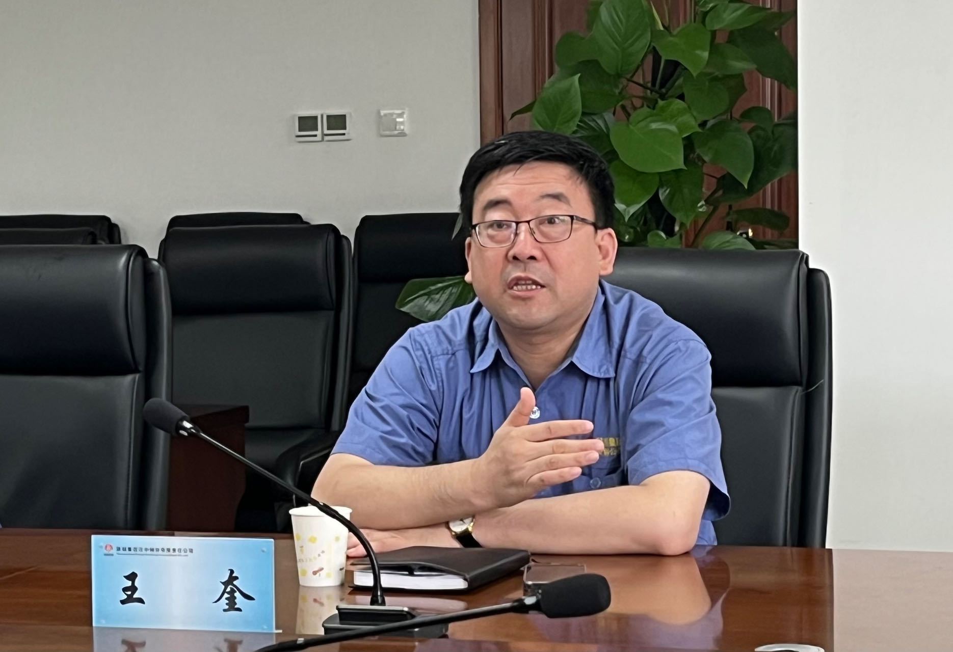 延长石油中陕金属矿业有限公司总经理秦仲明一行到公司调研座谈