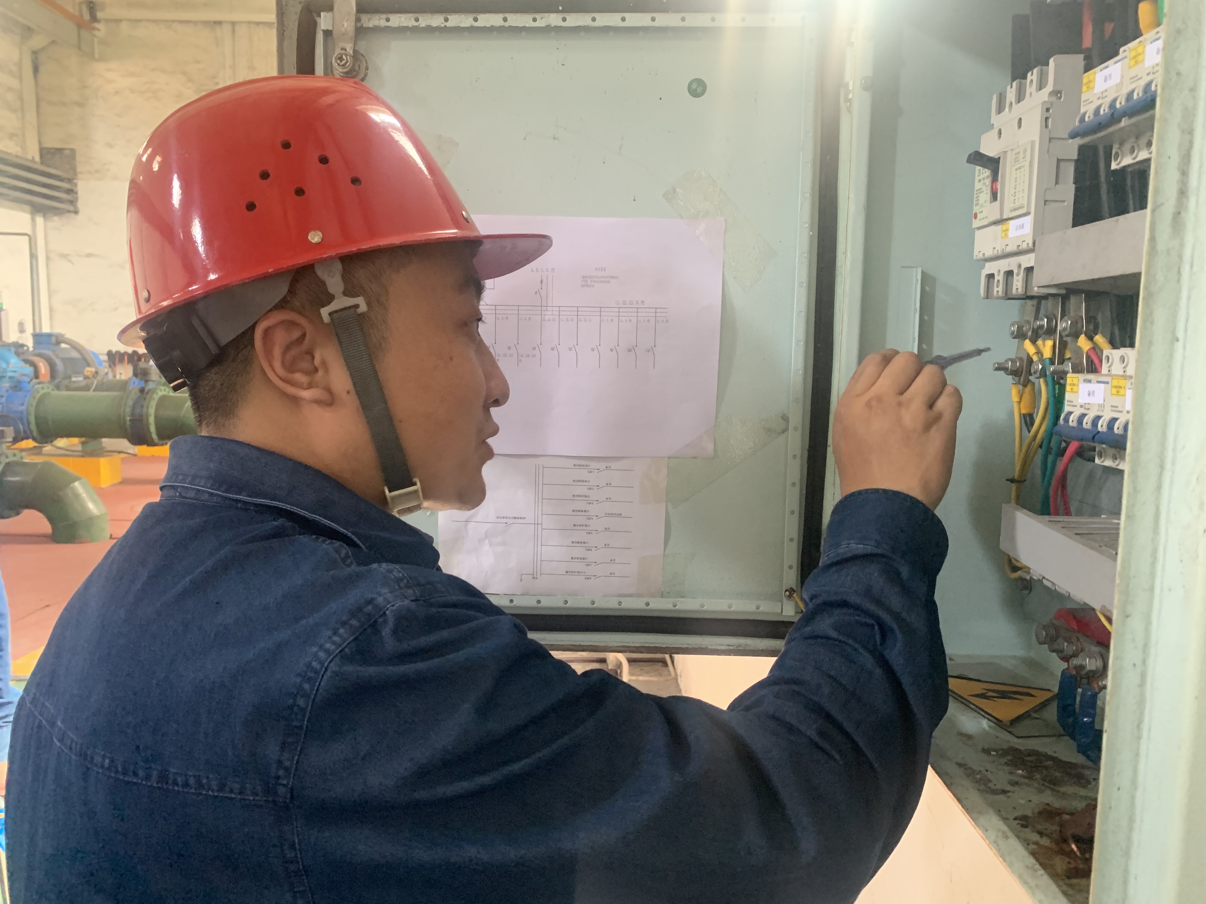 钢铁一线,激燃青春之火 钢铁一线,激燃青春之火