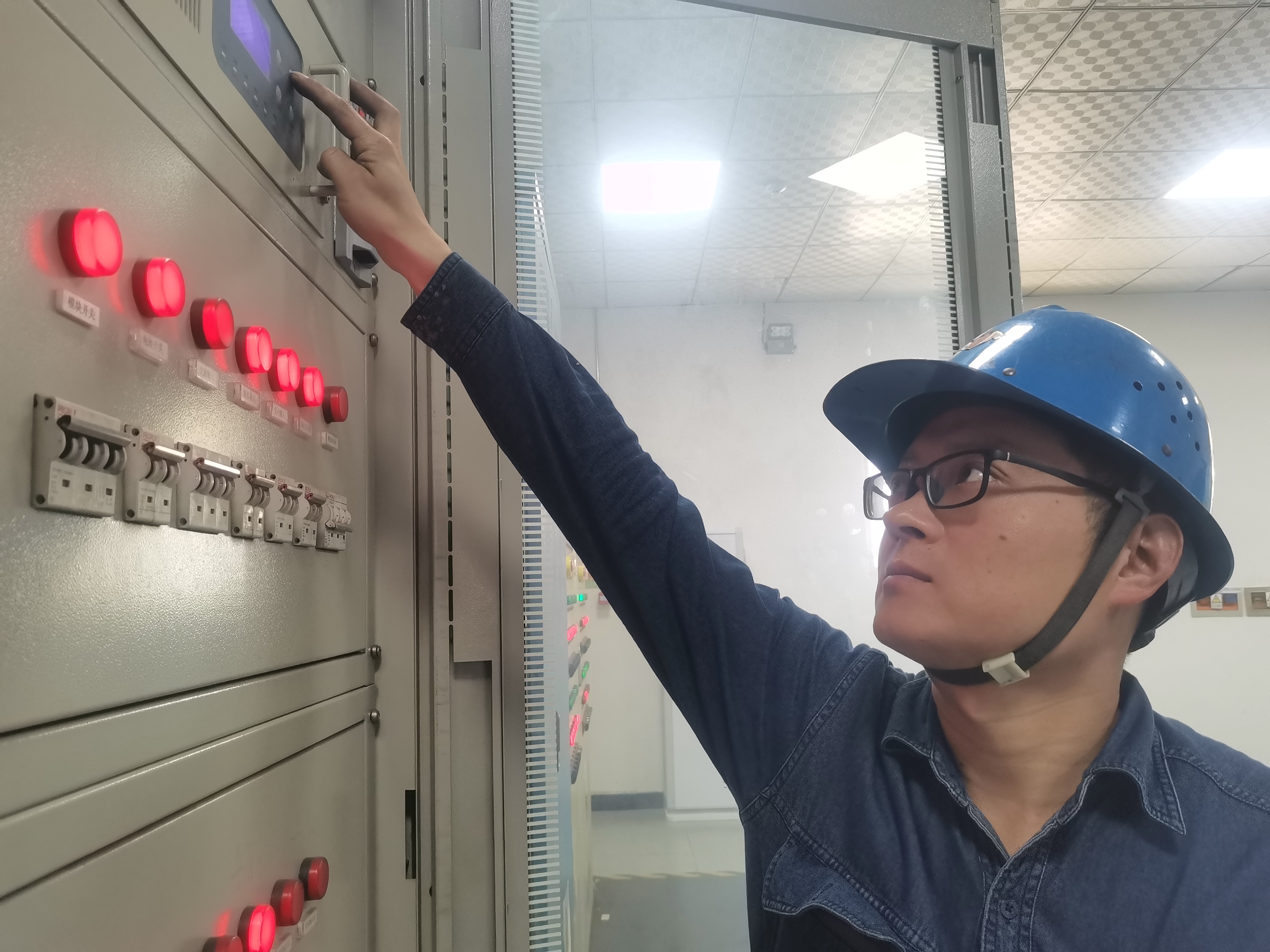 钢铁一线,激燃青春之火 钢铁一线,激燃青春之火