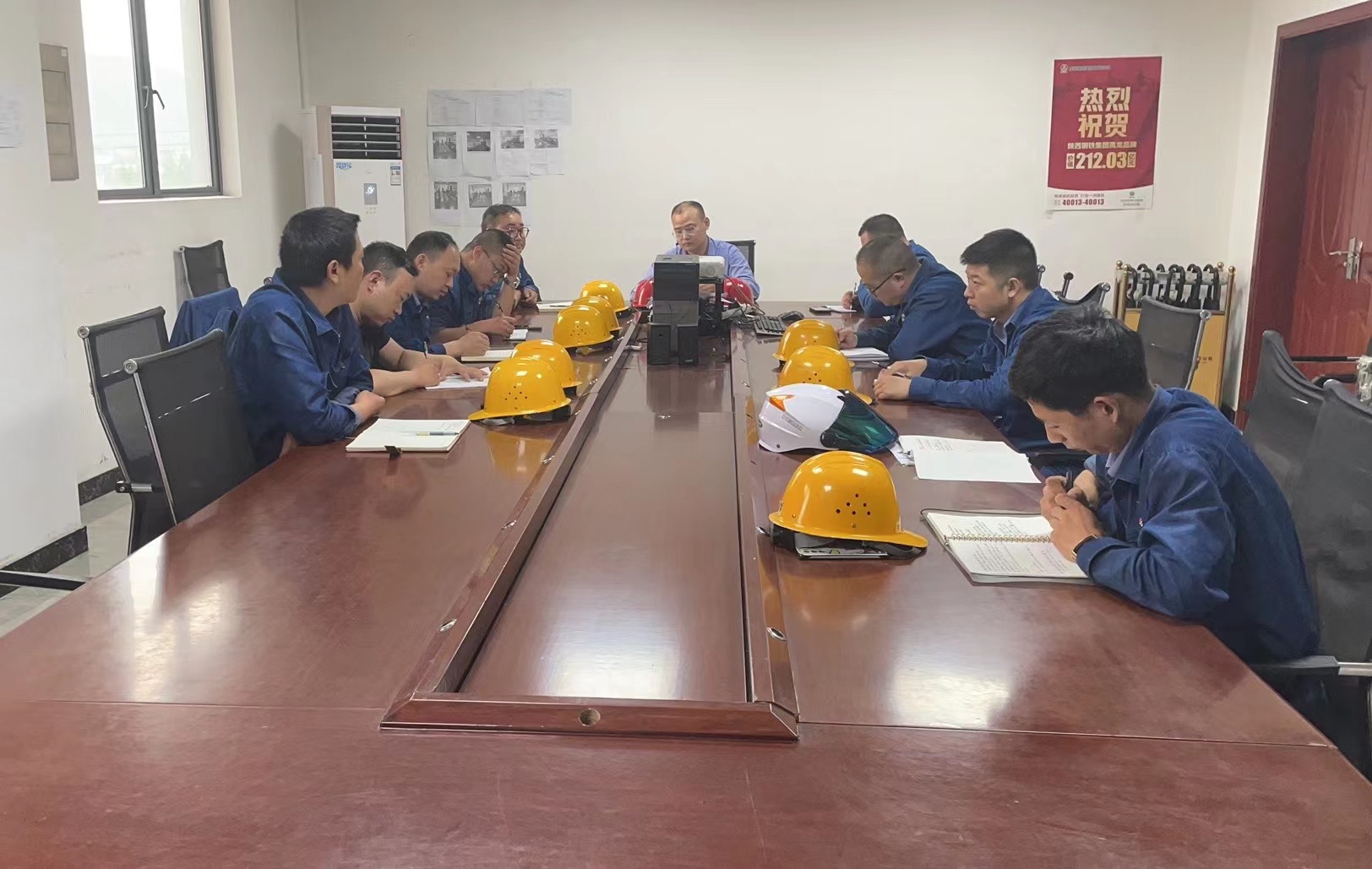 “黄袍加身”捍卫作业现场安全 “黄袍加身”捍卫作业现场安全