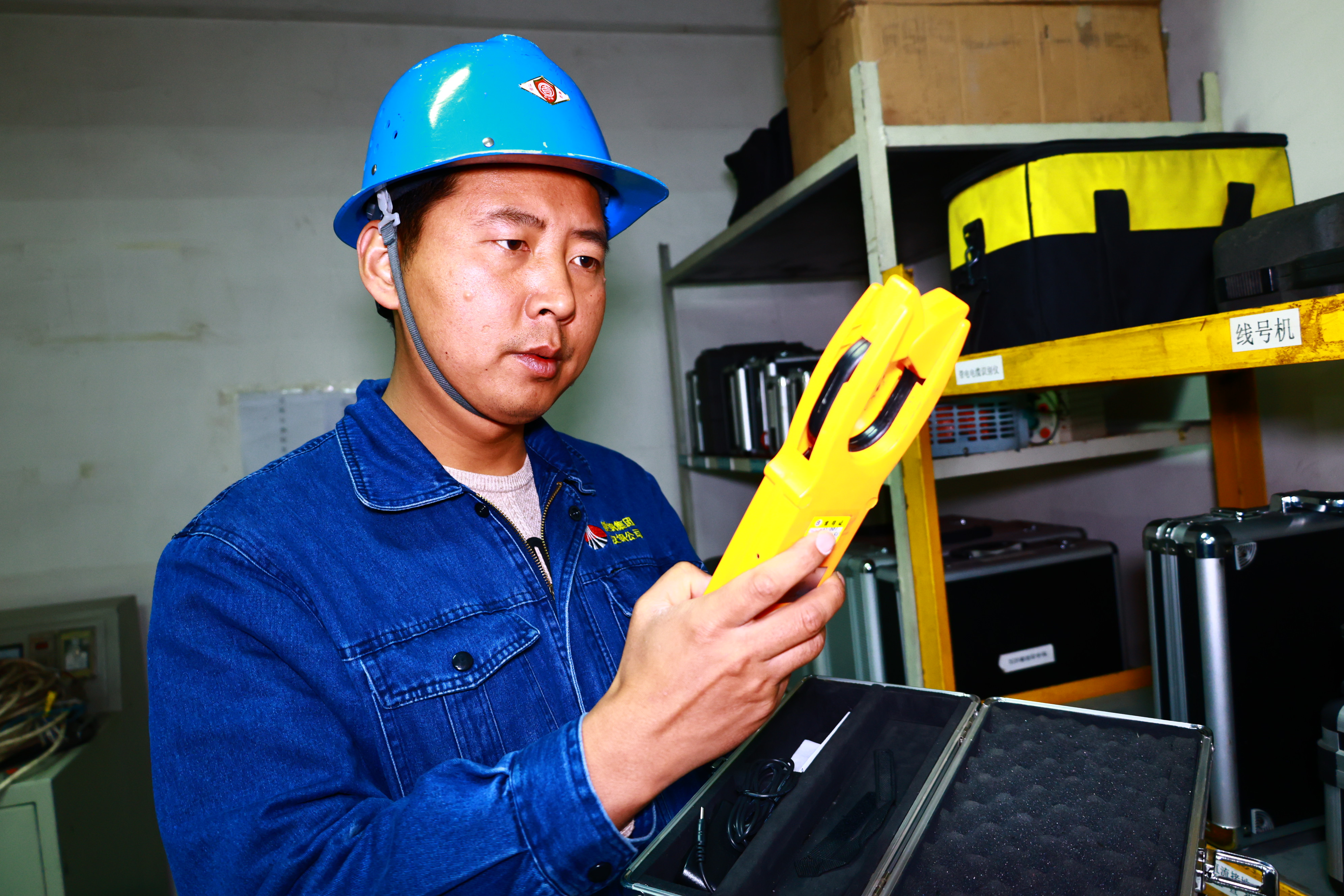 从陕南娃到“技术状元”---记第九届“陕钢杯”职业技能竞赛维修电工技术状元冯明义 从陕南娃到“技术状元”---记第九届“陕钢杯”职业技能竞赛维修电工技术状元冯明义