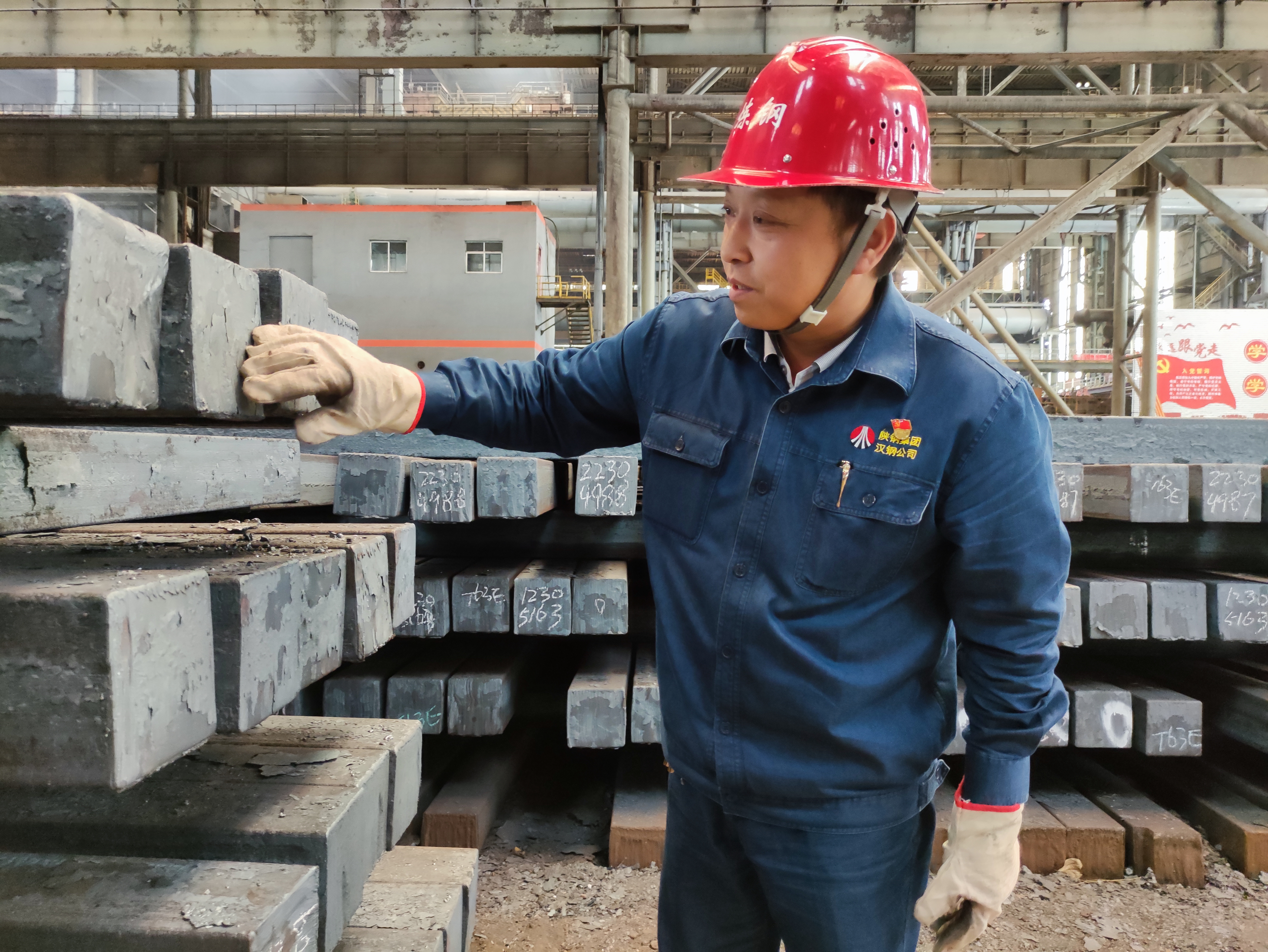 炉火辉映钢铁品质 钢花装点军人本色 炉火辉映钢铁品质 钢花装点军人本色