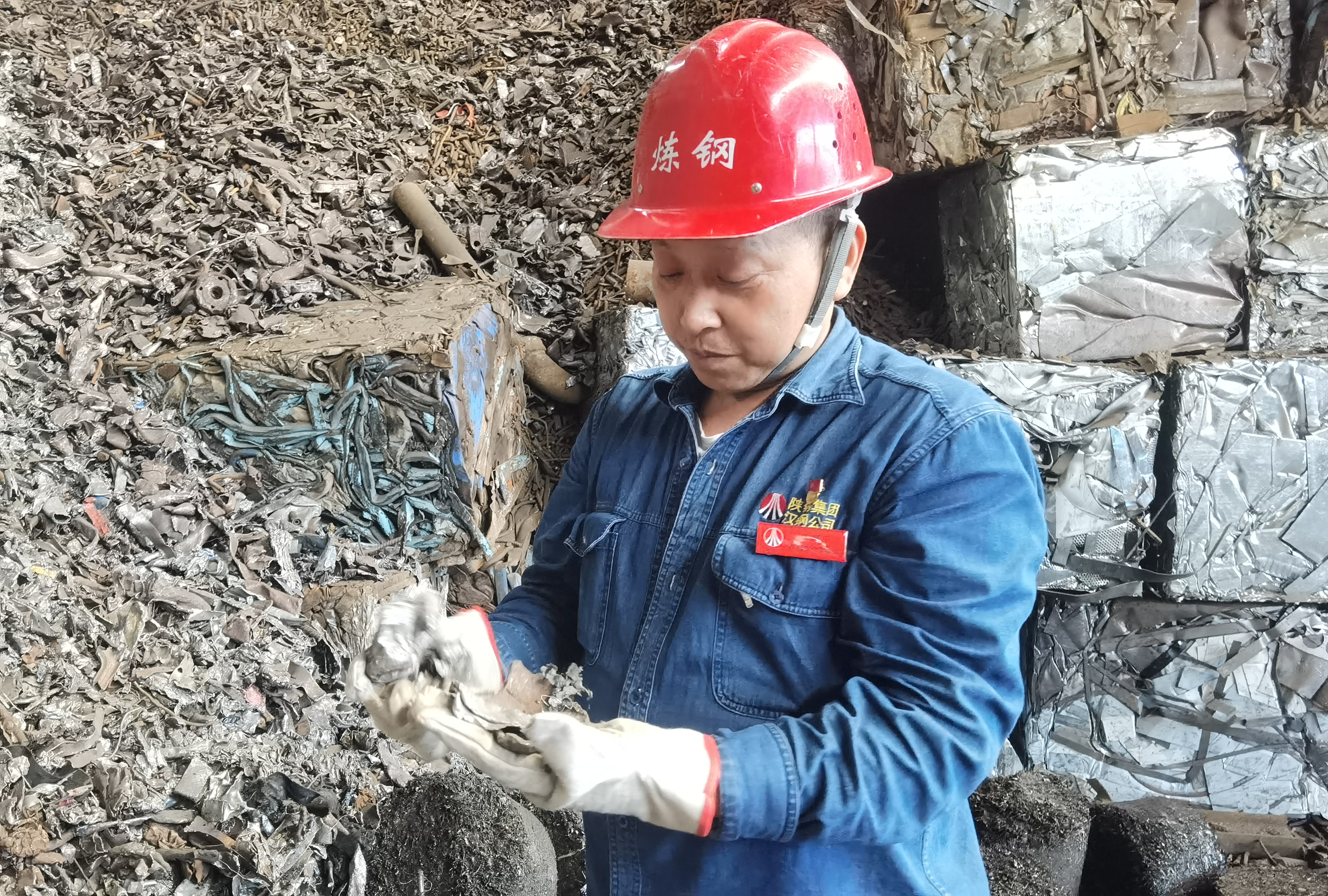 炉火辉映钢铁品质 钢花装点军人本色 炉火辉映钢铁品质 钢花装点军人本色