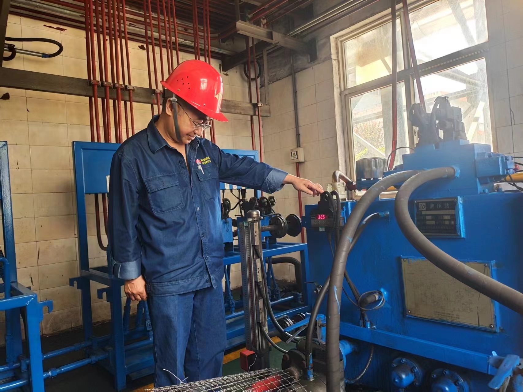 钢铁精神在一线接力传承 钢铁精神在一线接力传承