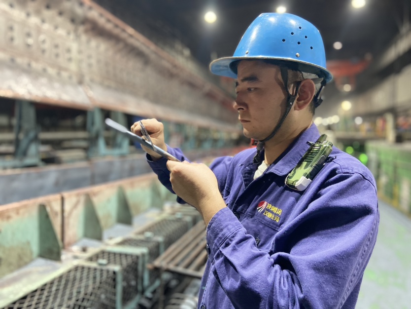 从“橄榄绿”到“轧钢蓝”  两身制服一生担当 ——记第九届“陕钢杯”轧钢工技术能手魏哲